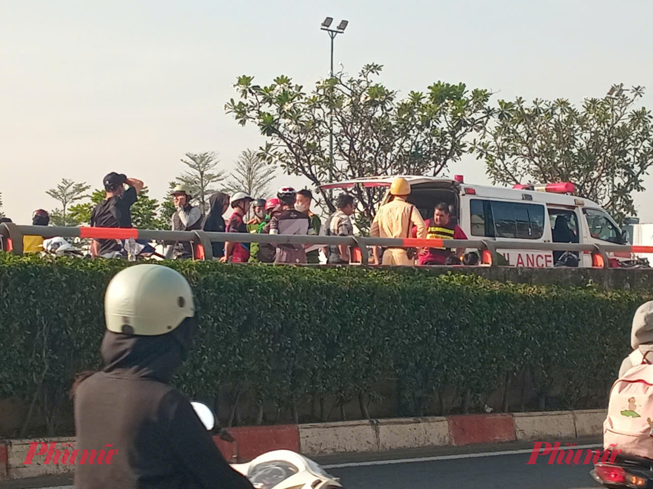 Lực lượng chức năng phường Hiệp Bình cùng Đội CSGT Rạch Chiếc có mặt tiến hành xử lý hiện trường và điều tiết giao thông