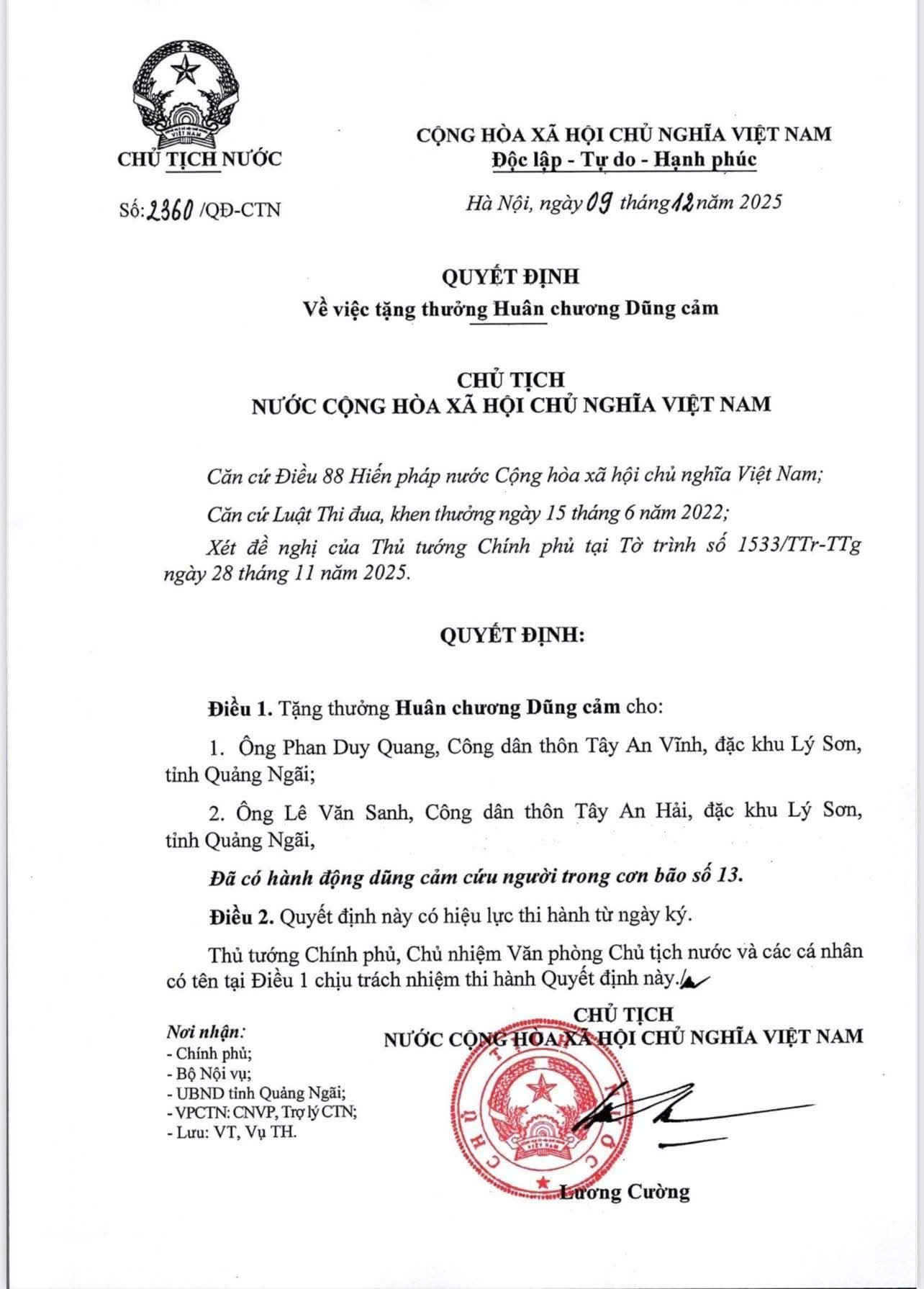 Quyết định trao tặng Huân chương Dũng cảm của Chủ tịch nước cho anh Quang và anh Sanh.