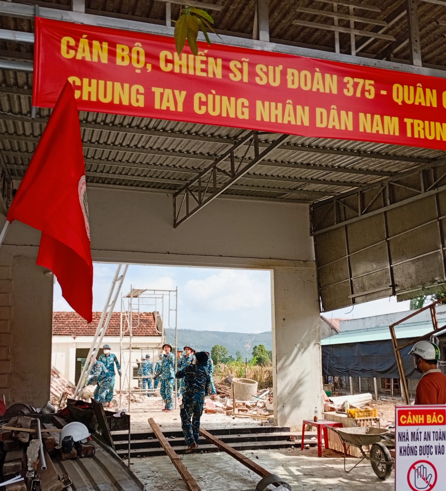 Chiến sĩ Sư đoàn Quân chủng không quân 375, xây cất nhà cho các gia đình bị hư hại nhà cửa do cơn lũ lịch sử gây ra ở xã Sơn Hòa, tỉnh Đắk Lắk -Ảnh: LK