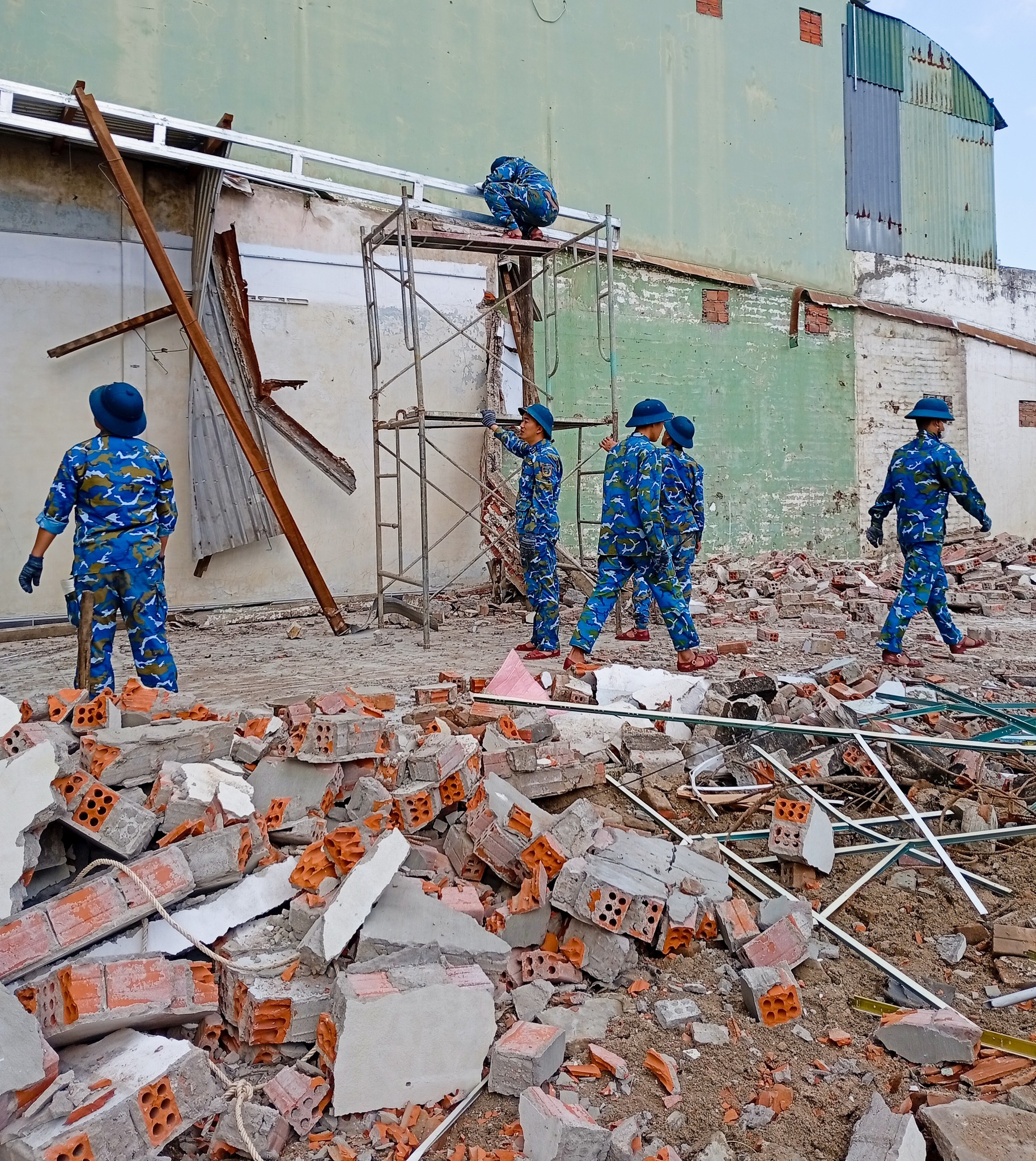 Bộ đội xây nhà giúp dân phía đông tỉnh Đắk Lắk - Ảnh: LK