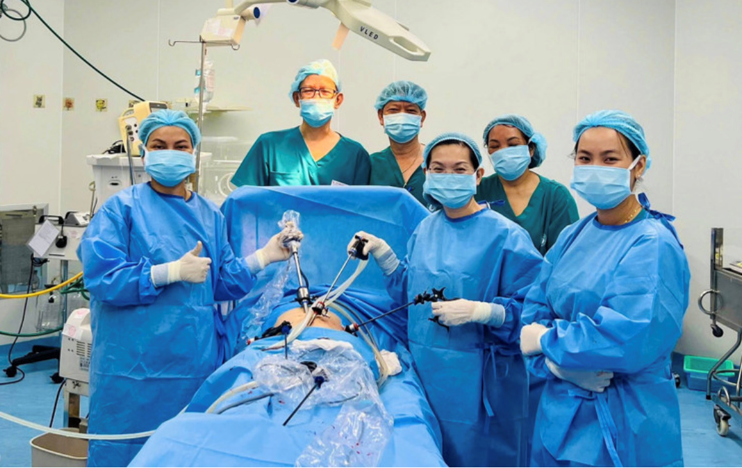 Ê-kíp mổ cấp cứu cho sản phụ thai ngoài tử cung vỡ tại Cần Giờ - Ảnh: BVCC