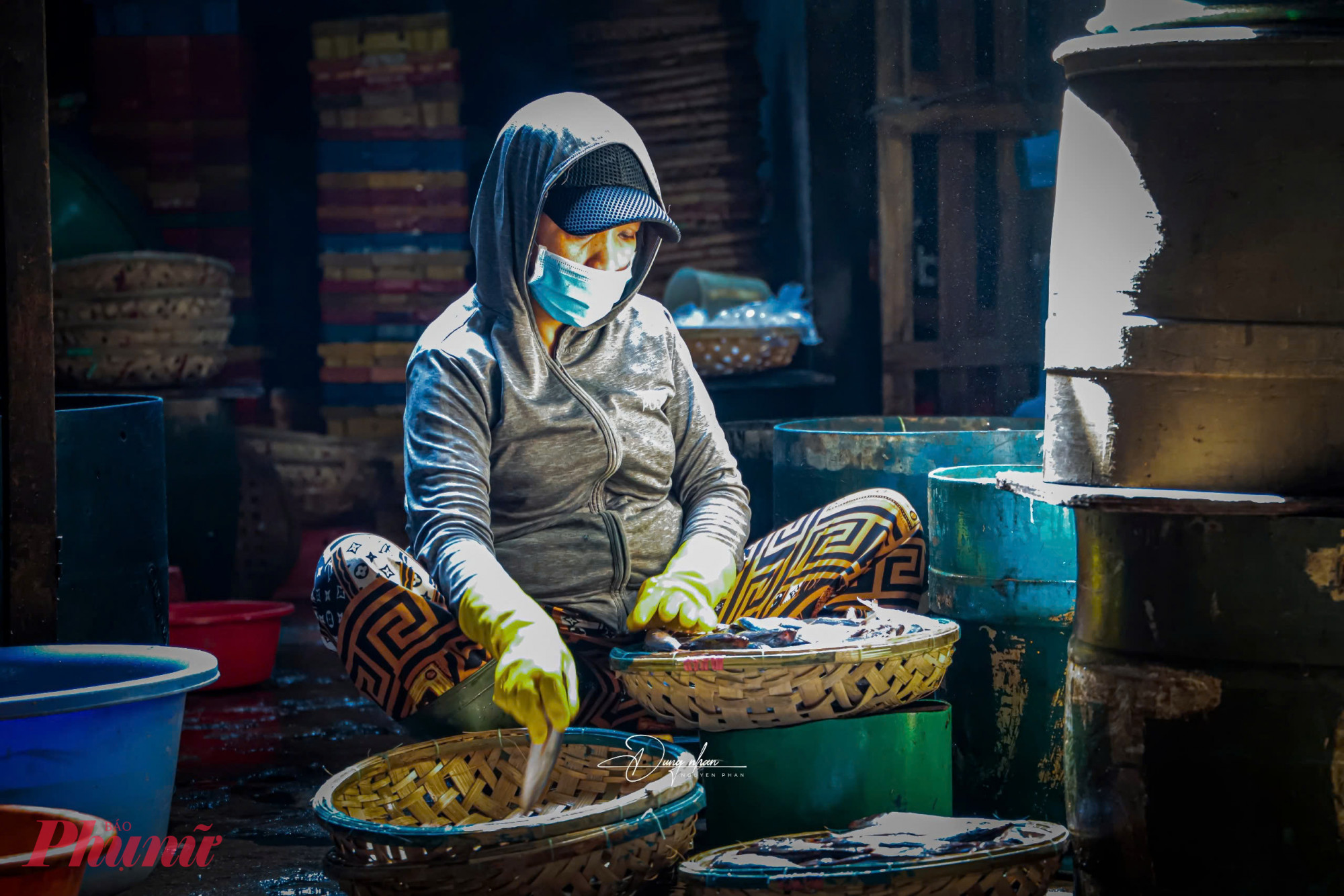 Những người gắn bó với nghề chủ yếu là lao động lớn tuổi và phụ nữ - Ảnh: Tuệ Lâm. 