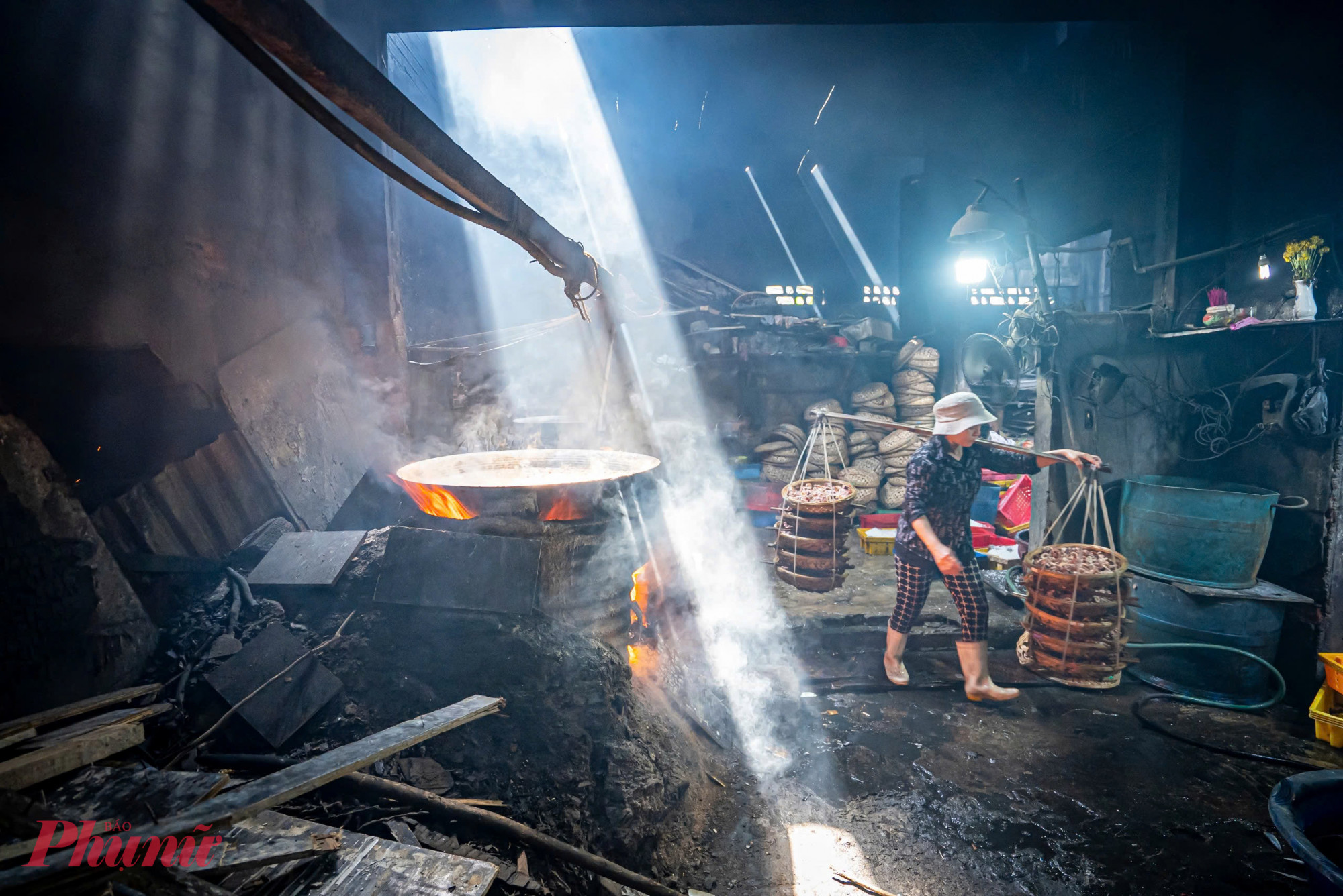 Sau khi hấp chín, cá được đưa ra khỏi lò - Ảnh: Tuệ Lâm.