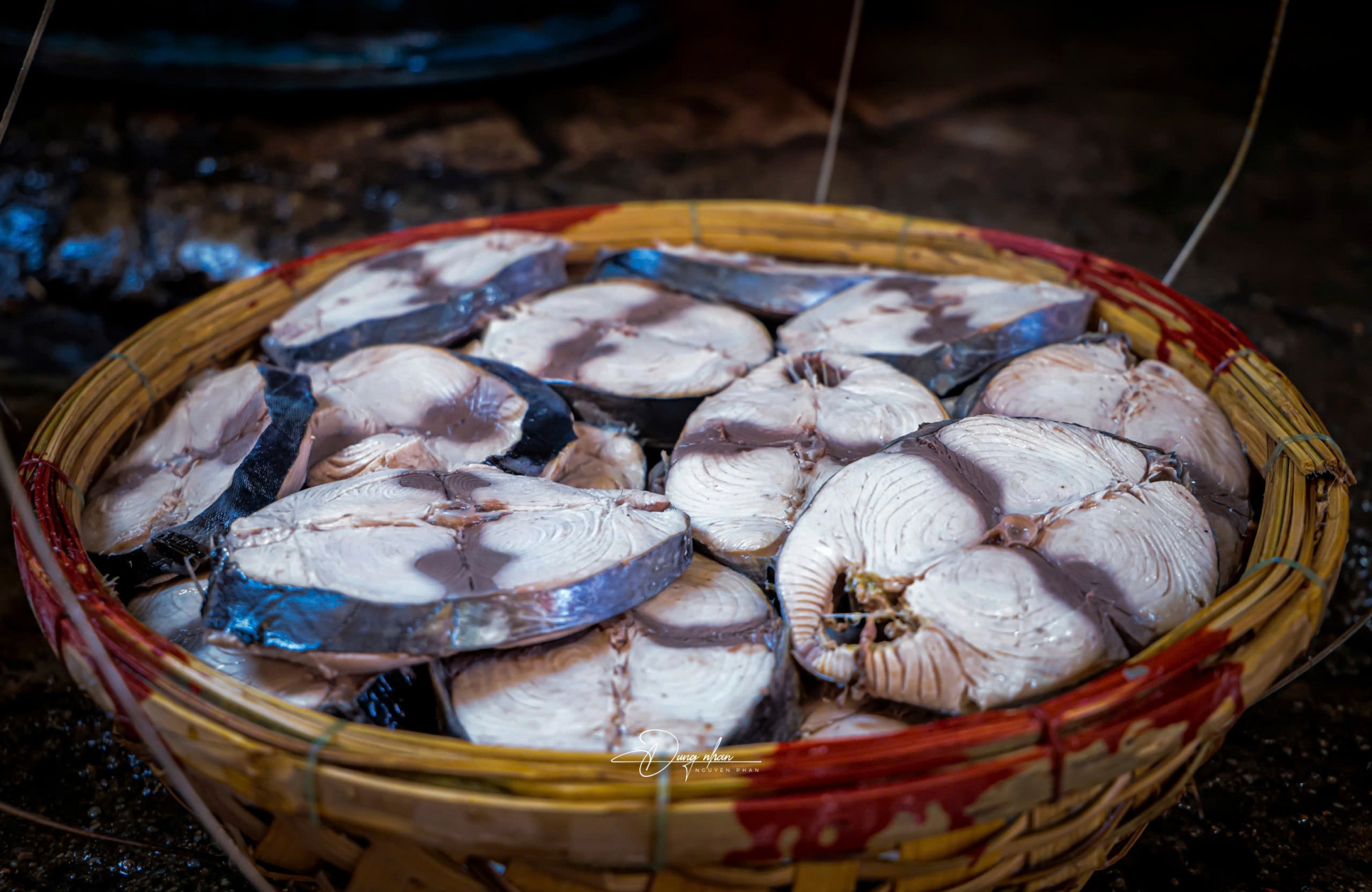 Cá hấp chín dậy mùi thơm đậm đà, thịt dai và giữ nguyên vị ngọt như vừa bước lên từ biển. 