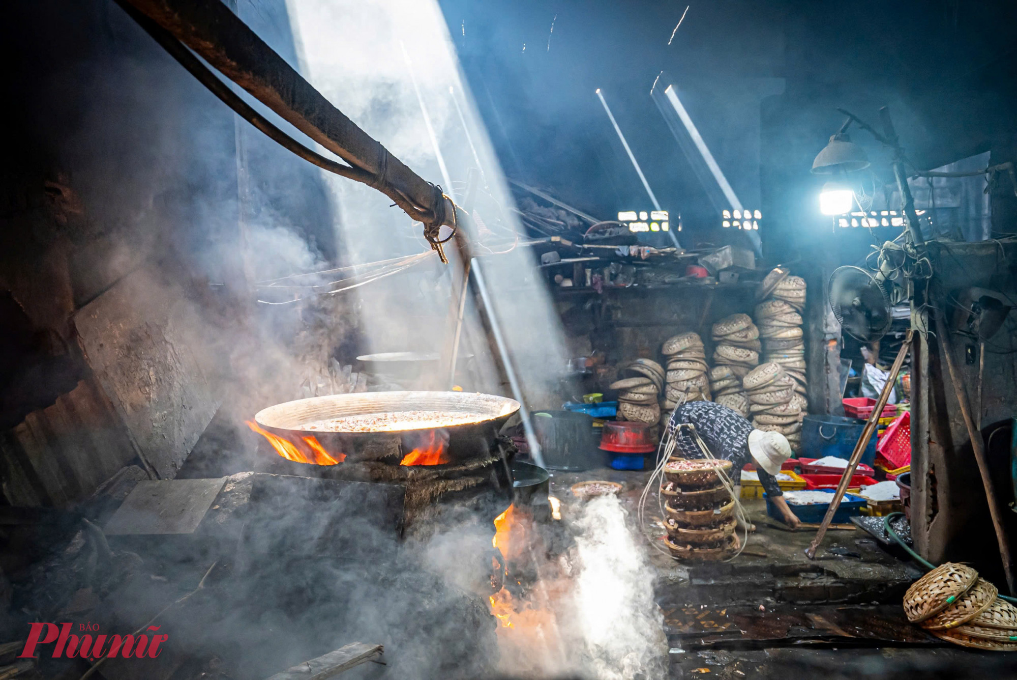 Trong không gian chật hẹp của các lò hấp, hơi nóng từ bếp lò quyện cùng làn khói mặn từ nồi hấp cá khiến không khí đặc quánh, ẩm nóng đến khó thở - Ảnh: Tuệ Lâm.