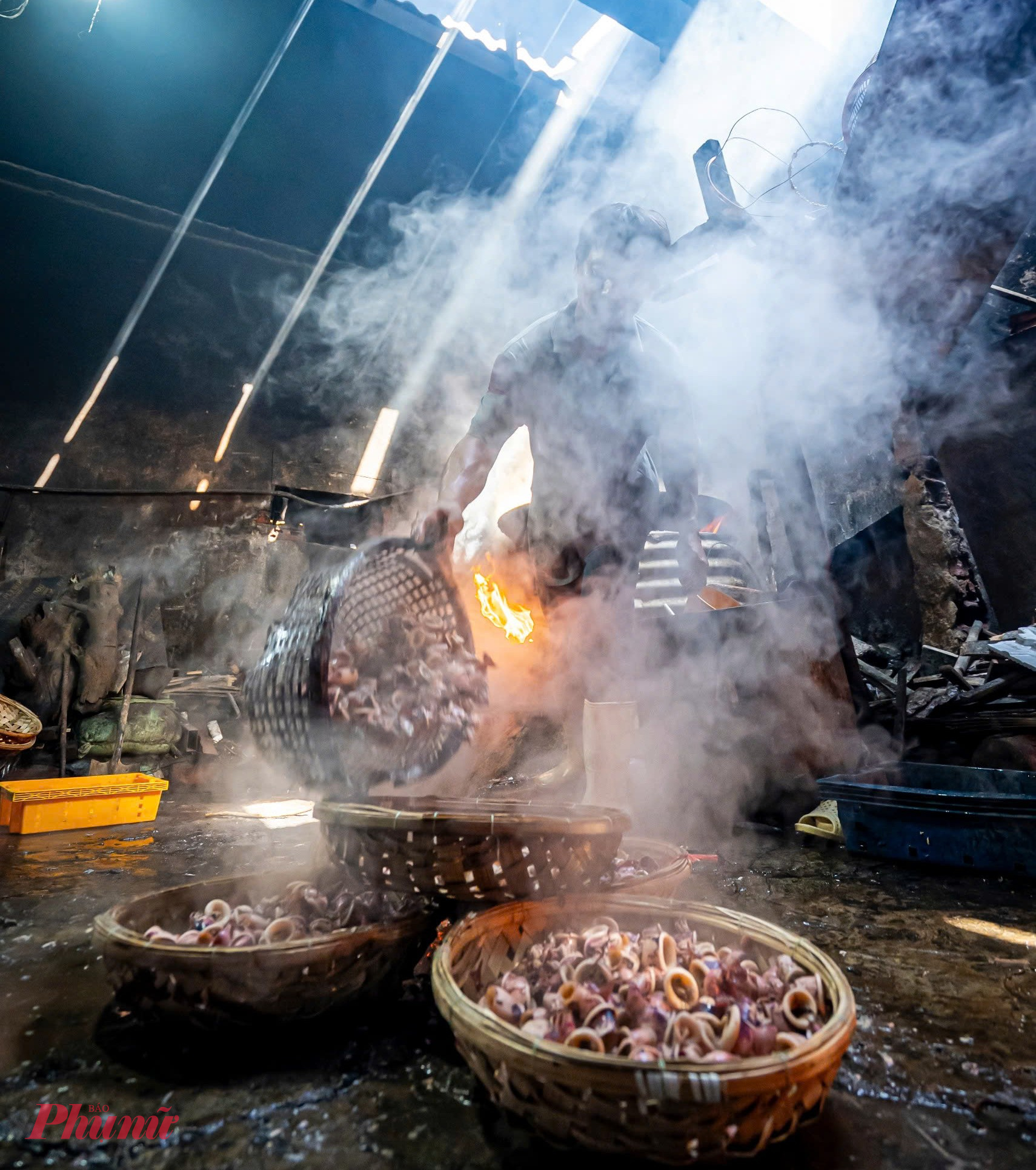 Dáng người thợ lom khom giữa làn khói trắng mờ ảo của khói lửa, hơi nước nghi ngút - Ảnh: Tuệ Lâm.