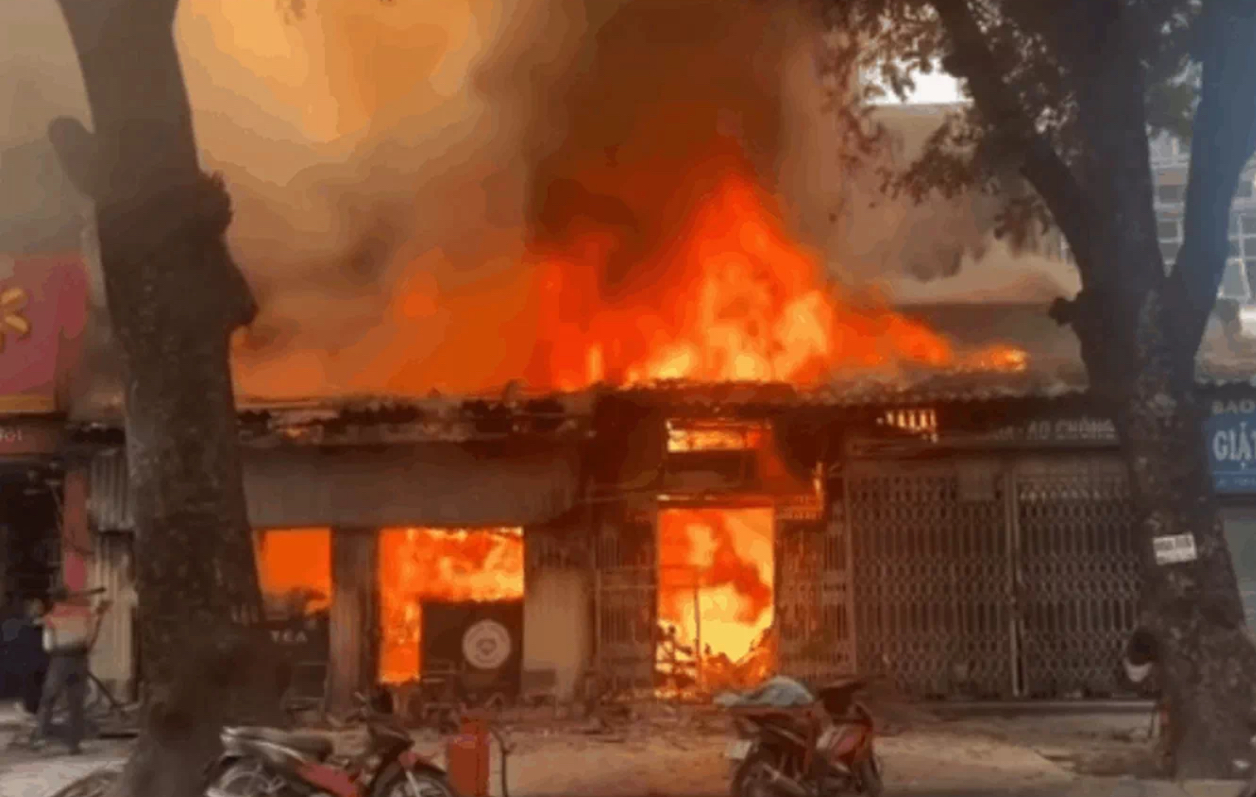 Căn nhà bốc cháy ngùn ngụt. Ảnh: cắt từ clip