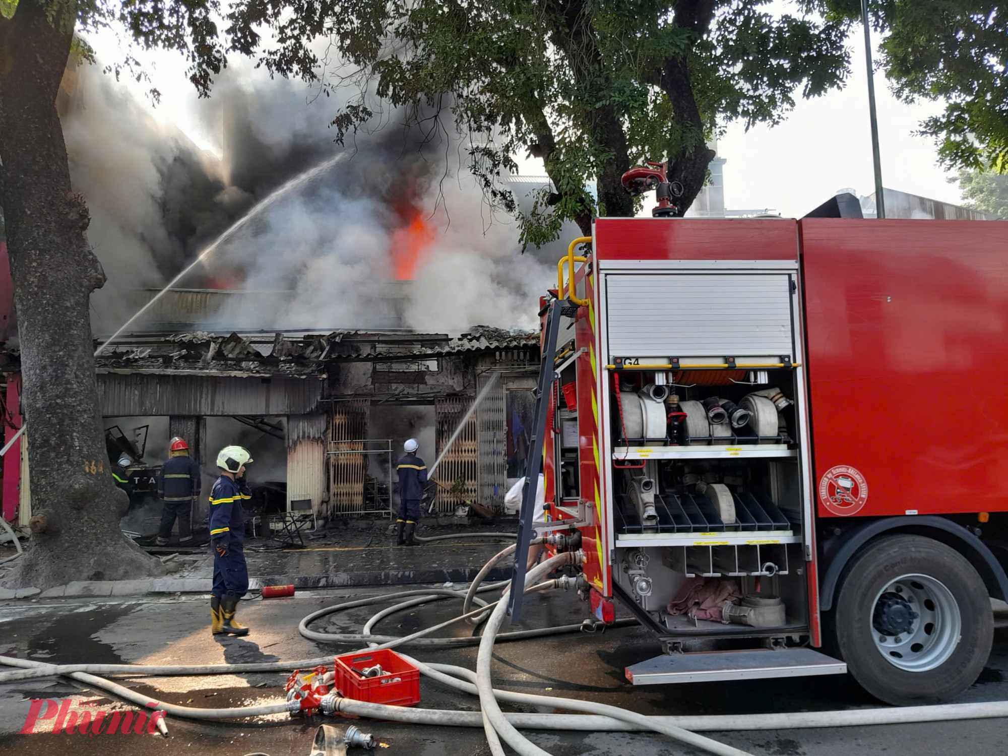 Lực lượng chức năng tiếp cận, khống chế hoả hoạn.