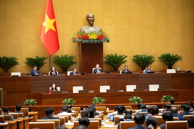 Quốc hội biểu quyết thông qua nhiều luật vào sáng 10/12 - ảnh: QH