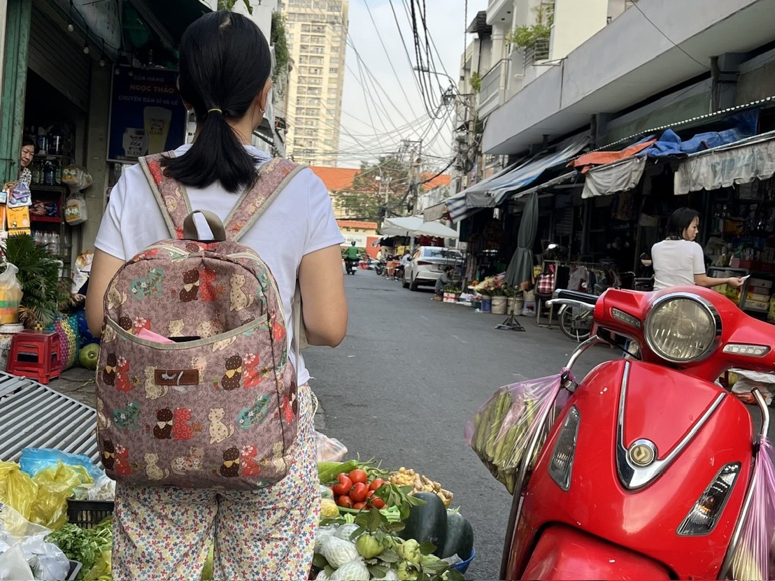 Tôi thường đi chợ bằng chiếc ba lô