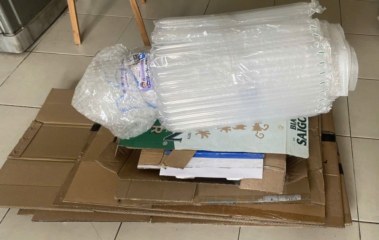 Gom thùng giấy và túi chống sốc tặng lại người bán hàng