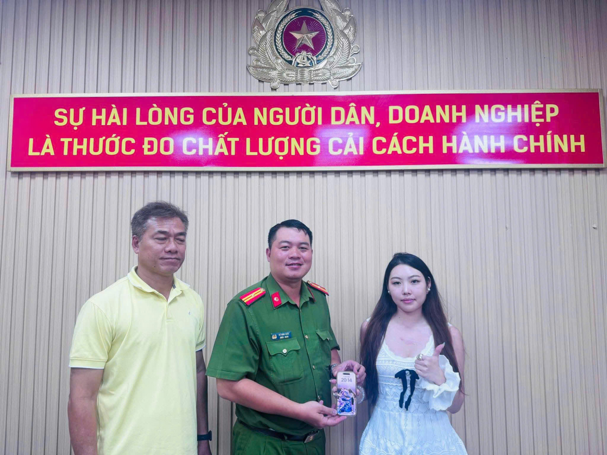 Công an trao trả điện thoại cho nữ du khách. Ảnh CA