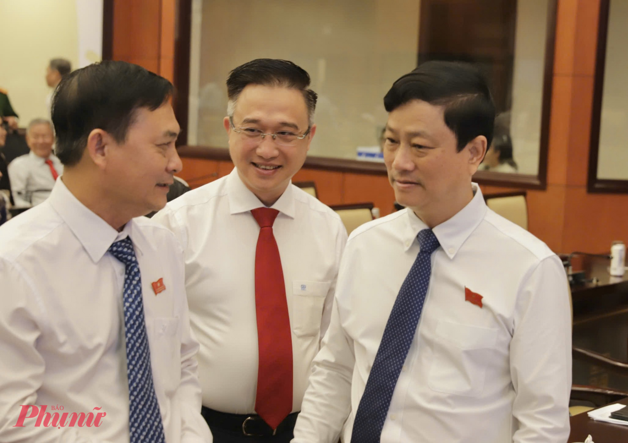 Ông Võ Văn Minh - Phó bí thư Thành uỷ, Chủ tịch HĐND TPHCM và ông Đặng Minh Thông - Phó bí thư Thành uỷ TPHCM trao đổi cùng đại biểu trước kỳ họp - Ảnh: Phùng Huy