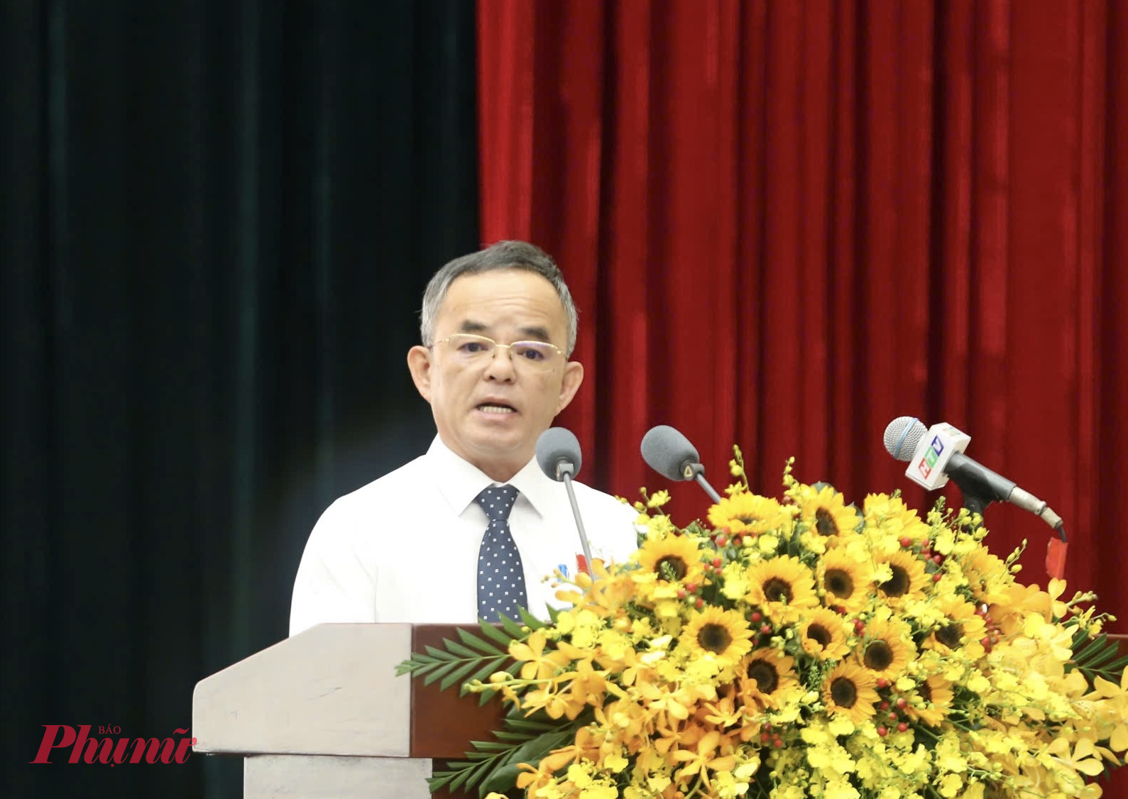 Ông Võ Anh Tuấn - Thư ký kỳ họp, Chánh Văn phòng Đoàn ĐBQH và HĐND TPHCM, báo cáo tổng hợp ý kiến thảo luận của đại biểu tại các tổ trong phiên làm việc chiều 9/12 - Ảnh: Phùng Huy