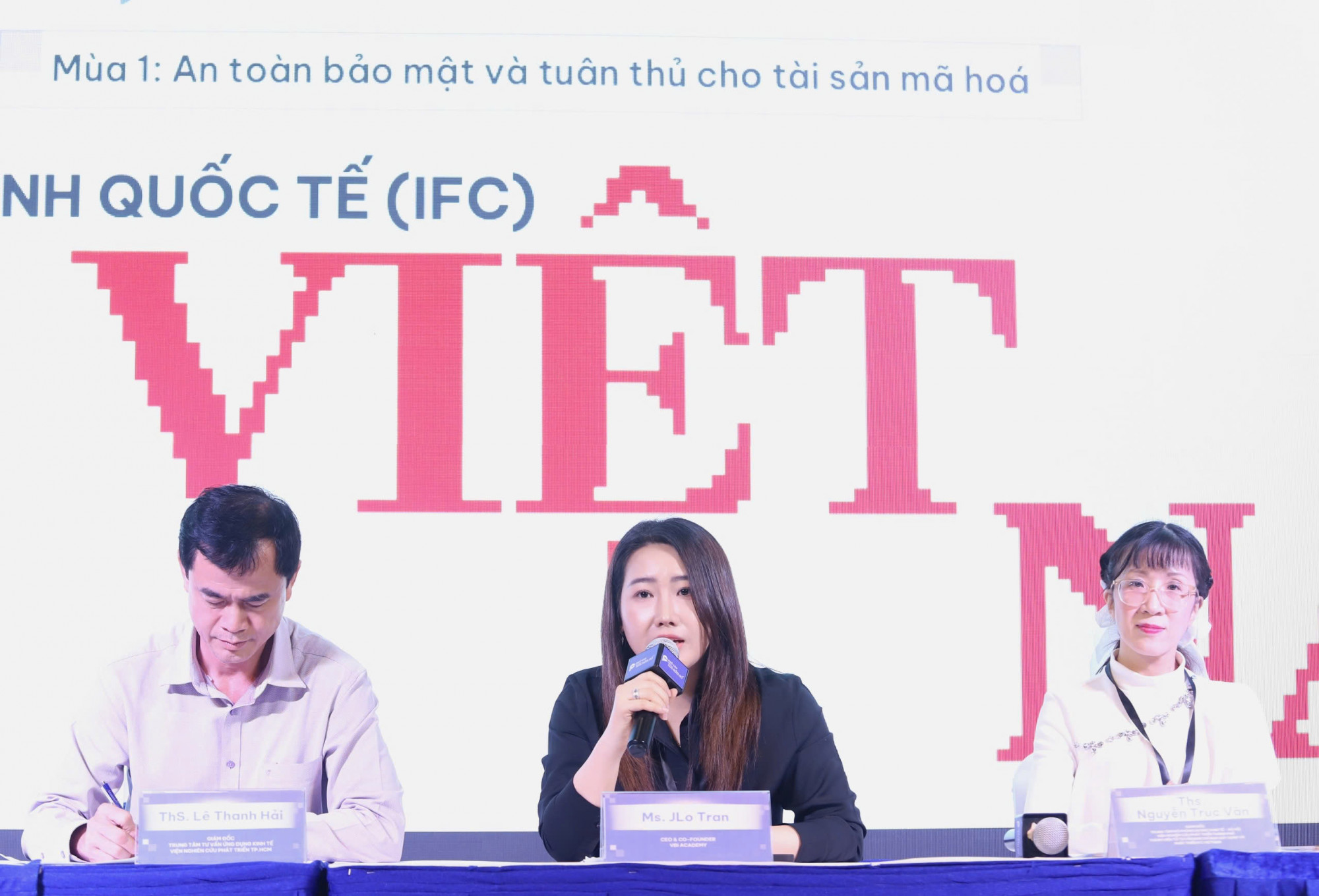 Bà Jlo Trần (giữa) chia sẻ tại sự kiện vào chiều 10/12 tại TPHCM