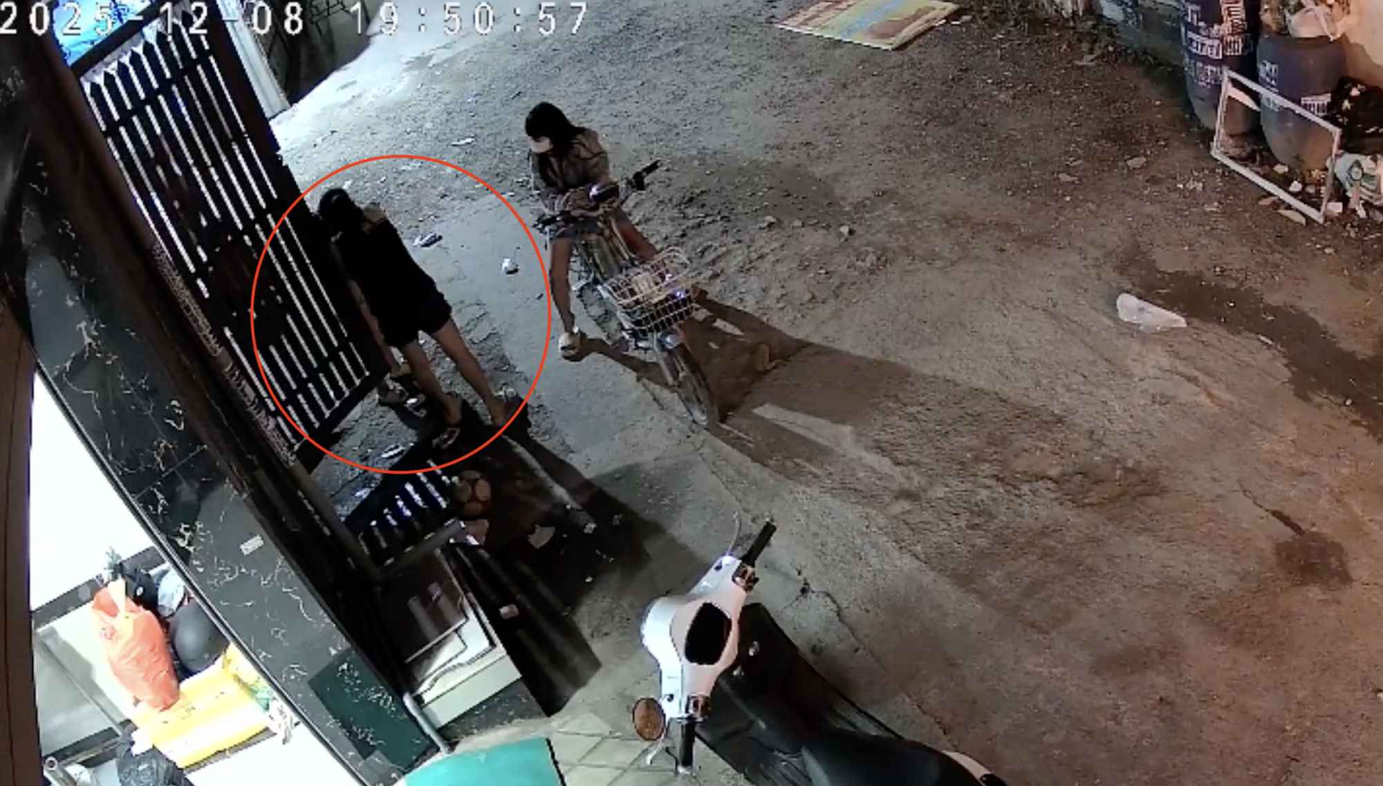 Camera an ninh ghi lại thời điểm nữ quái tiếp cận lột đôi bông tai của bé gái. Ảnh: NNCC