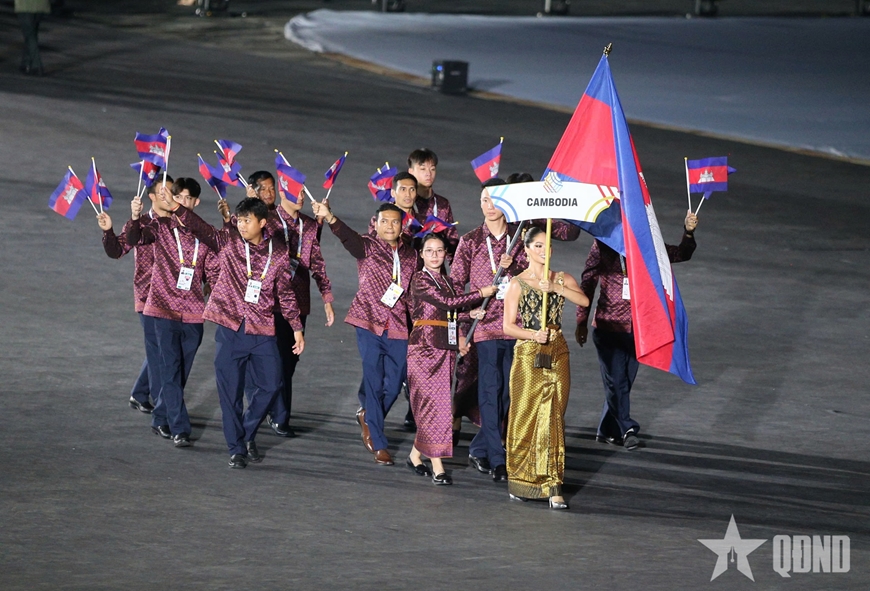  Đại diện Đoàn thể thao Campuchia tham gia diễu hành tại Lễ khai mạc SEA Games 33 trên sân vận động Rajamangala tối 9-12.