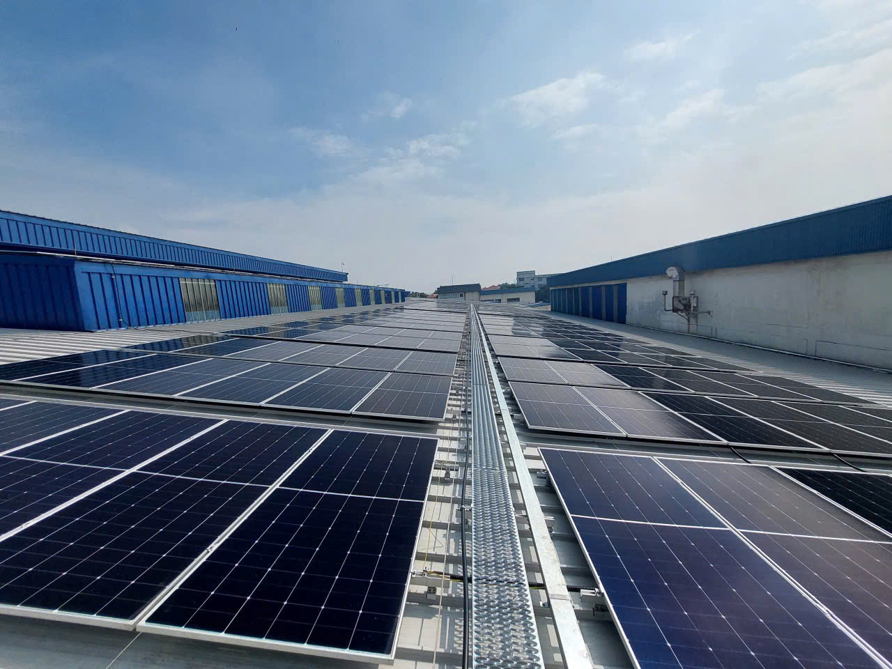 Hệ thống năng lượng mặt trời được triển khai tại nhà máy của FrieslandCampina Việt Nam, góp phần giảm phát thải khí nhà kính và tối ưu vận hành theo hướng bền vững