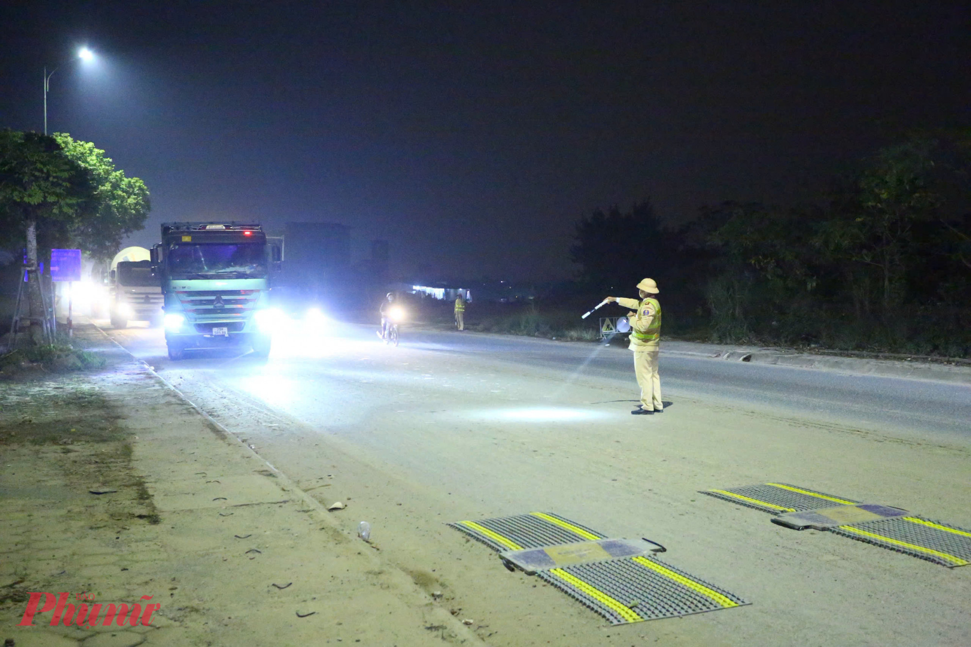 Tất cả các xe tải hoạt động vào ban đêm đều bị kiểm tra.