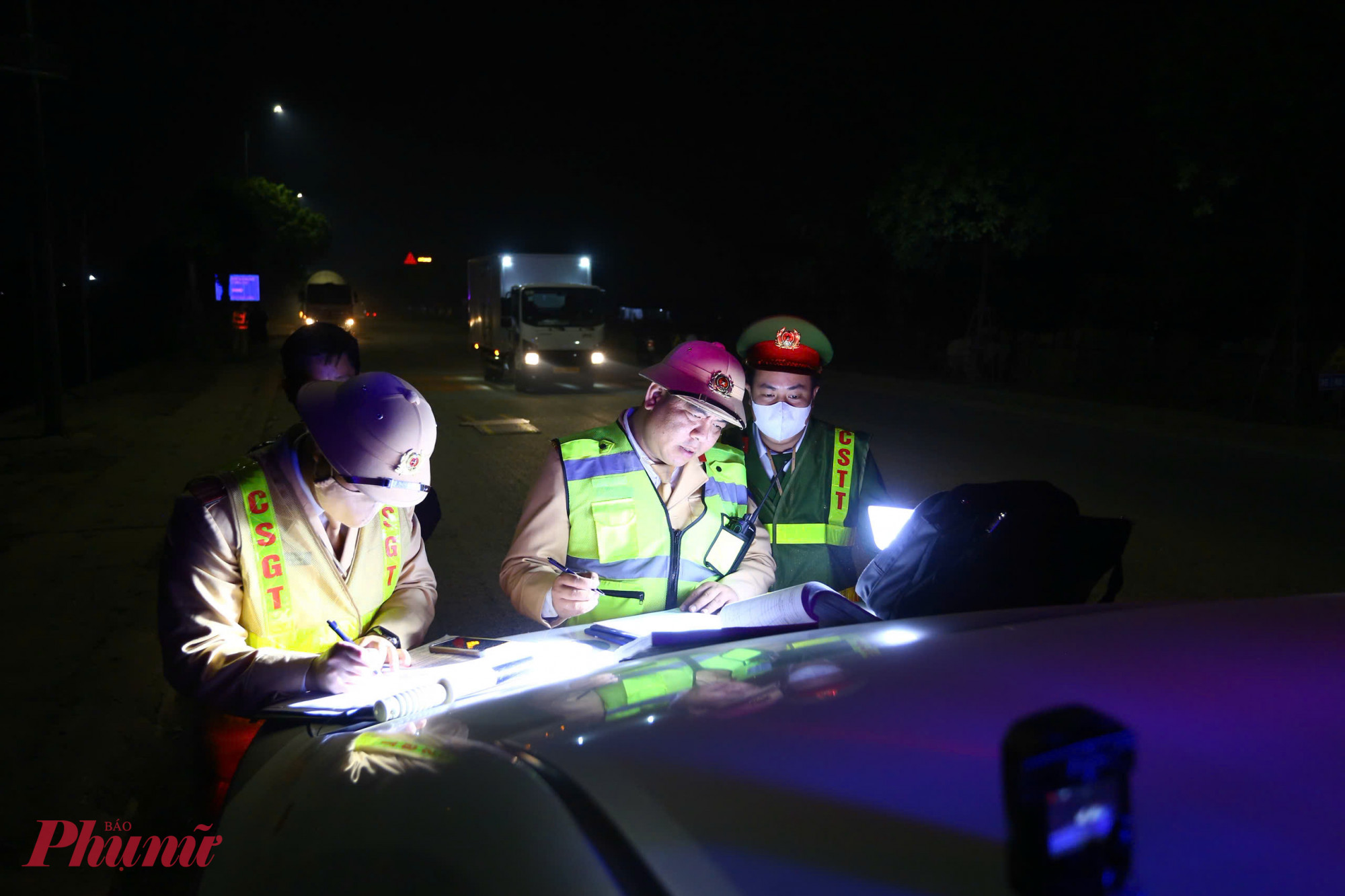 Cảnh sát giao thông lập biên bản xử lý nghiêm lái xe vi phạm.