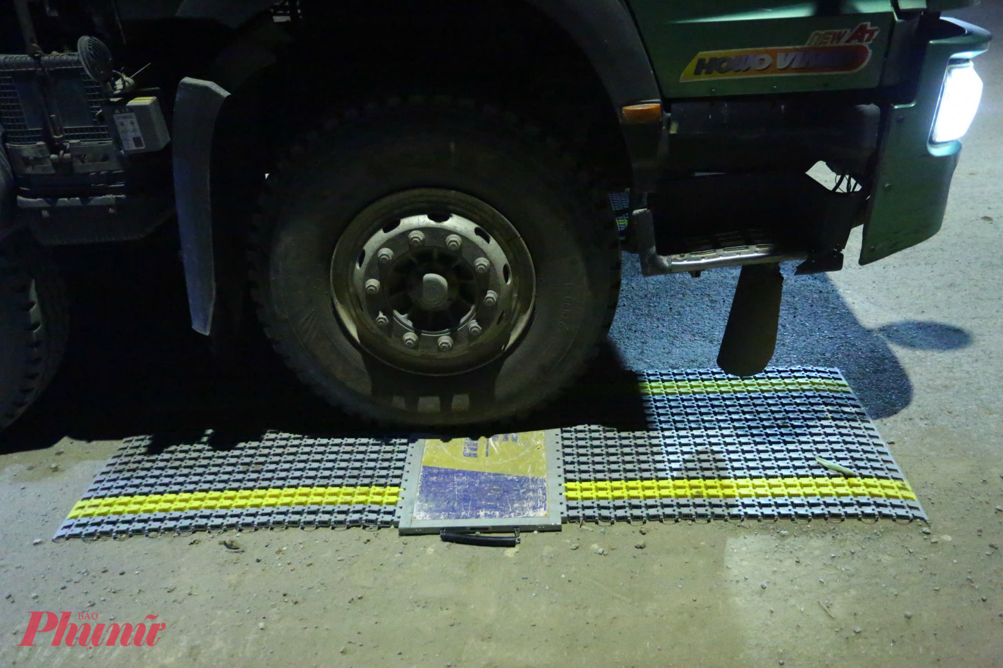 Cảnh sát dùng cân lưu động để kiểm tra tài trọng của phương tiện.