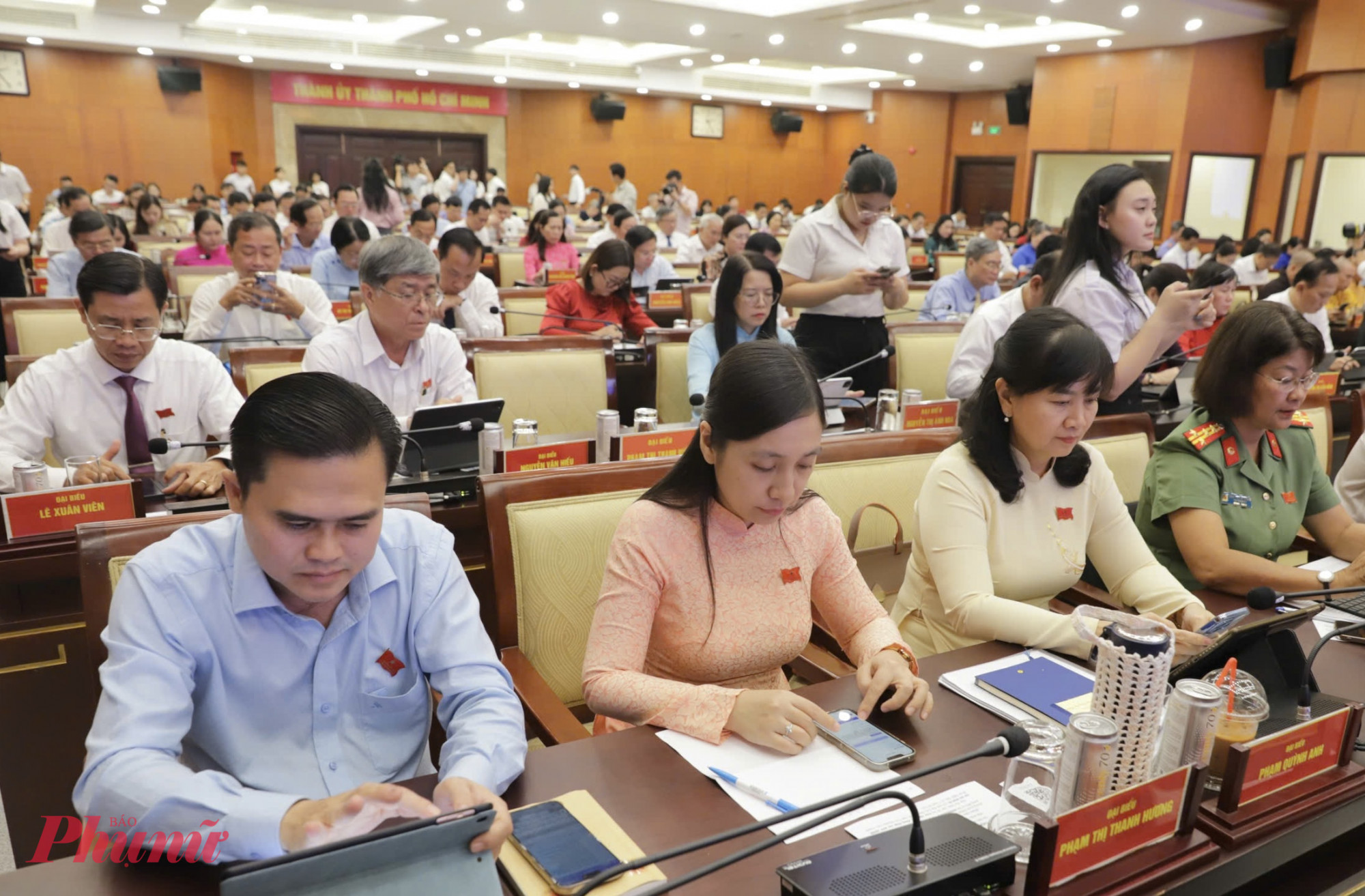 Các đại biểu tham dự kỳ họp thứ 6, HĐND TPHCM (khoá X) - Ảnh: Phùng Huy