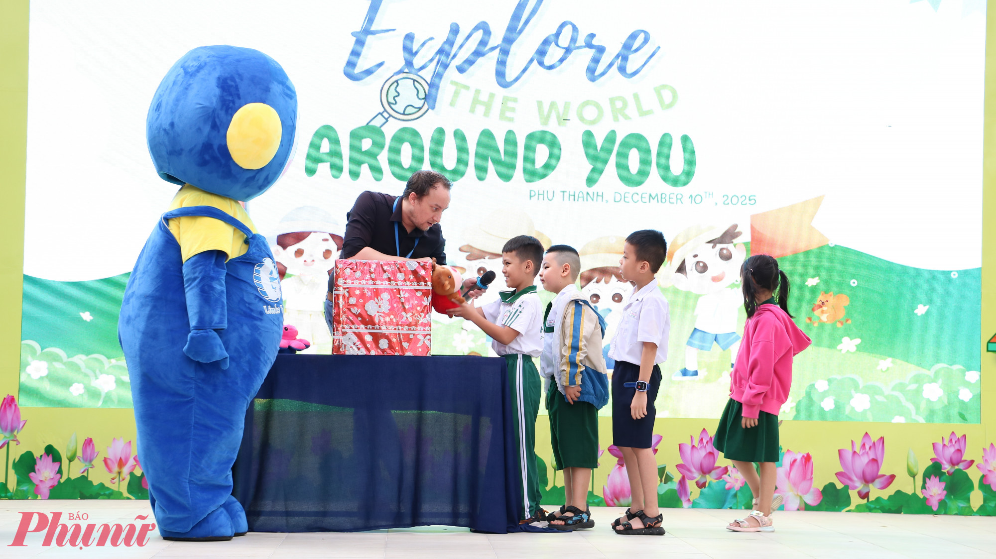 Học sinh chọn một món đồ bất kỳ từ hộp bí mật, sau đó miêu tả về món đồ bằng tiếng Anh 