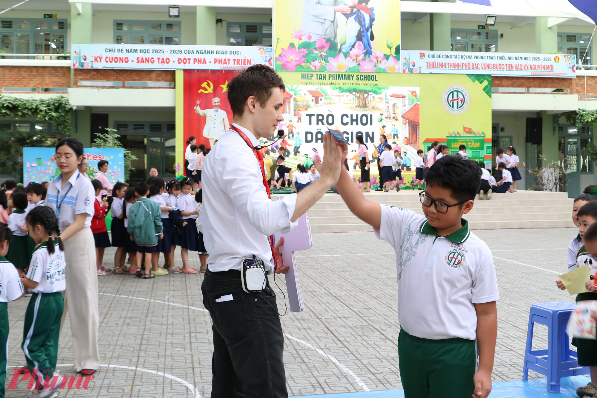 Khi nghe câu hỏi bằng tiếng Anh, học sinh sẽ nhảy vào những ô có câu trả lời đúng