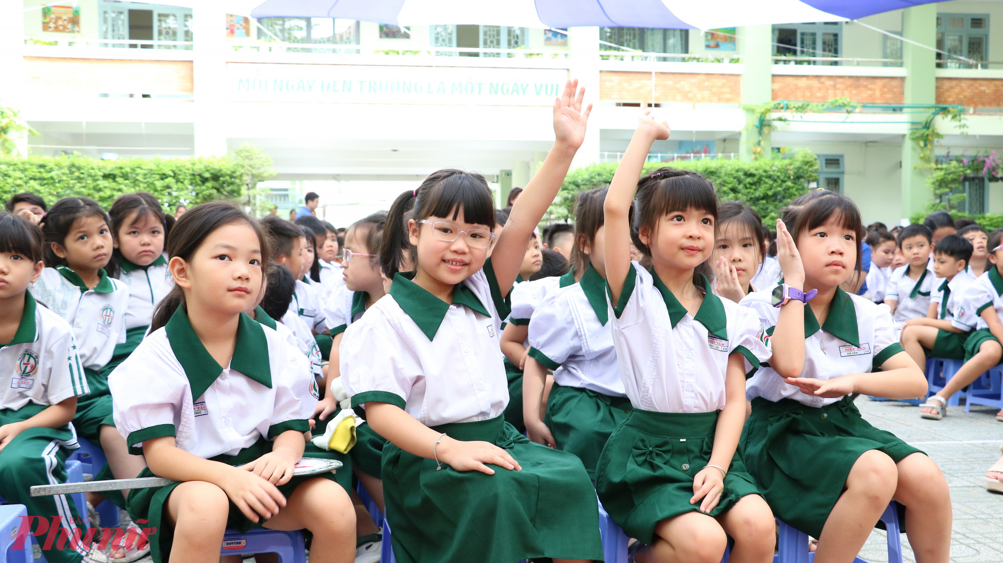 Học sinh cố gắng giơ tay cao nhất để được mời trả lời câu hỏi