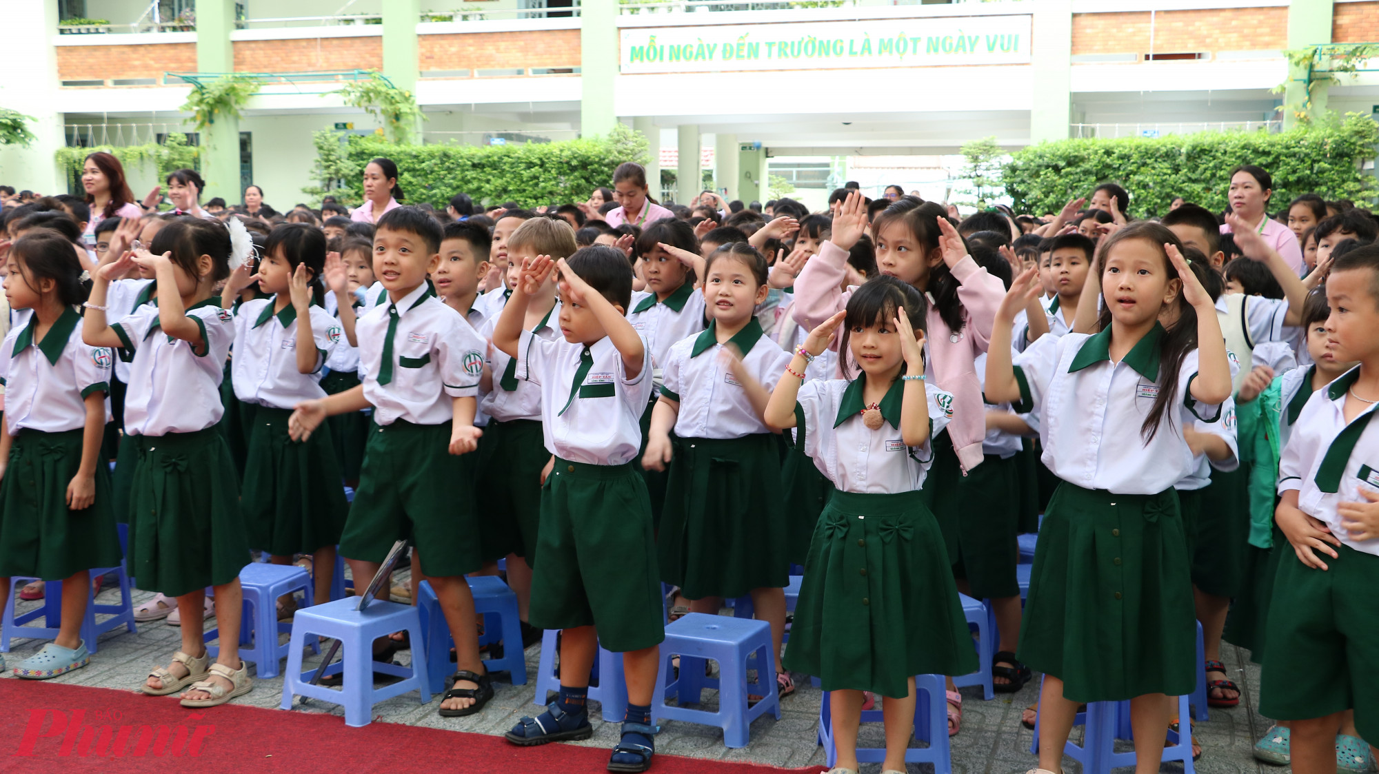 Học sinh cùng nhau nhảy và hát trên nền nhạc tiếng Anh