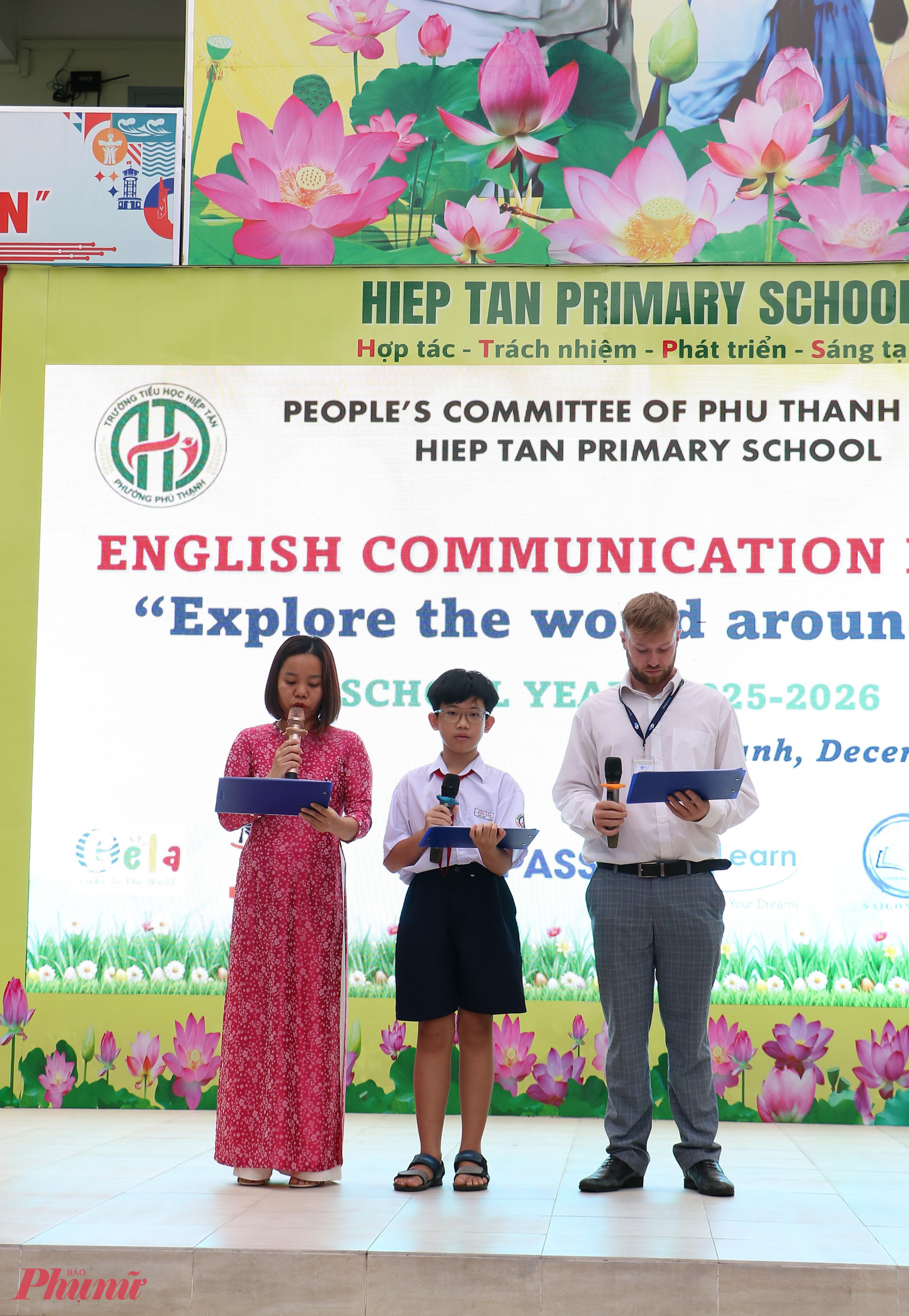 Em chia sẻ: “Đây là lần đầu tiên em làm MC cho một chương trình. Em đã đọc rất kỹ kịch bản, nứng trước rất đông bạn bè và thầy cô, em cũng có phần hồi hộp, sợ sẽ nói sai hoặc phát âm sai. Nhưng khi dẫn xong thì em cảm thấy rất vui. Em sẽ tiếp tục học thêm để có thể tự tin hơn trong các hoạt động tiếp theo”.