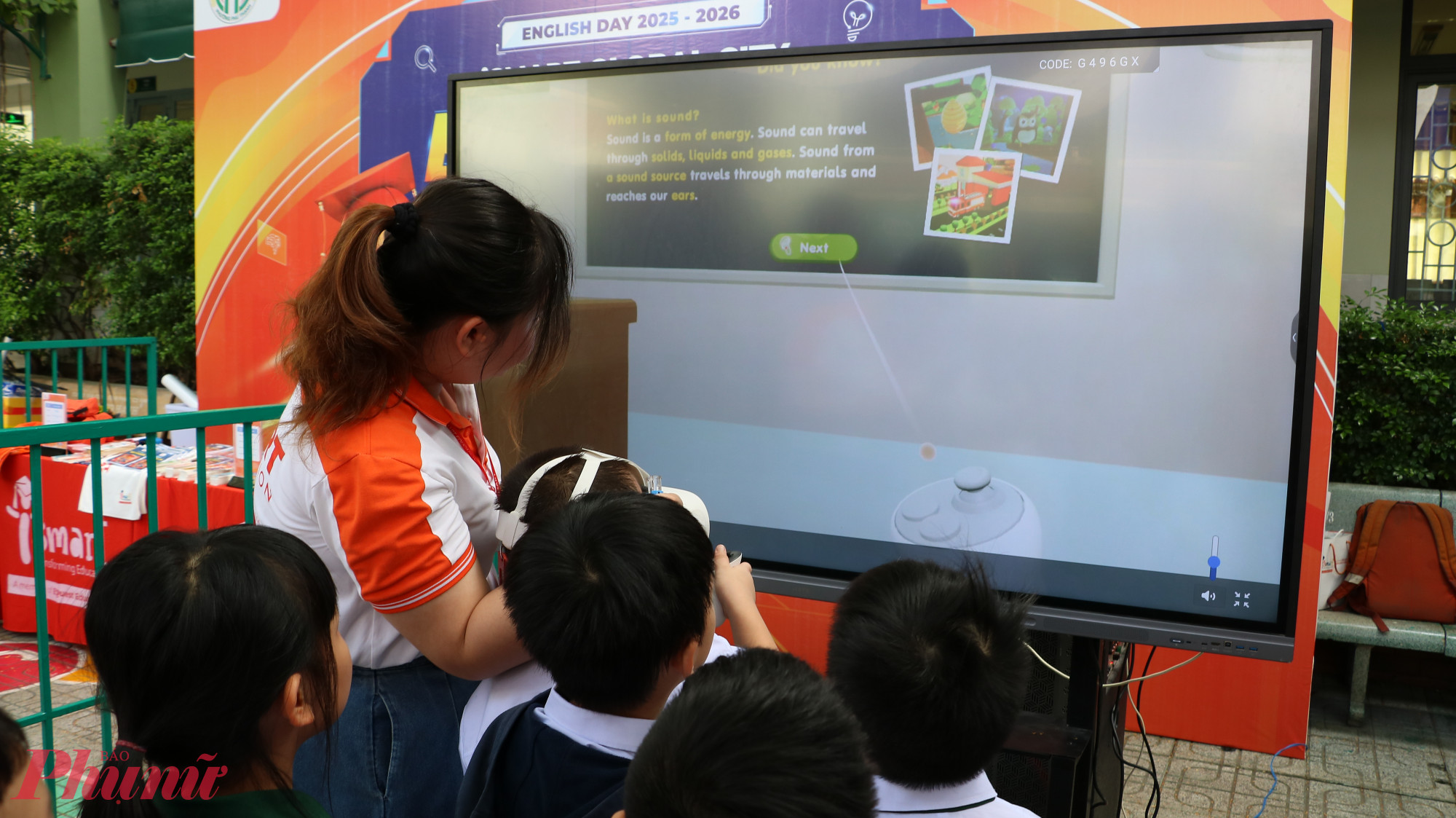 Học sinh trải nghiệm công nghệ thực tế ảo, cùng lúc đọc và nghe các nội dung tiếng Anh 