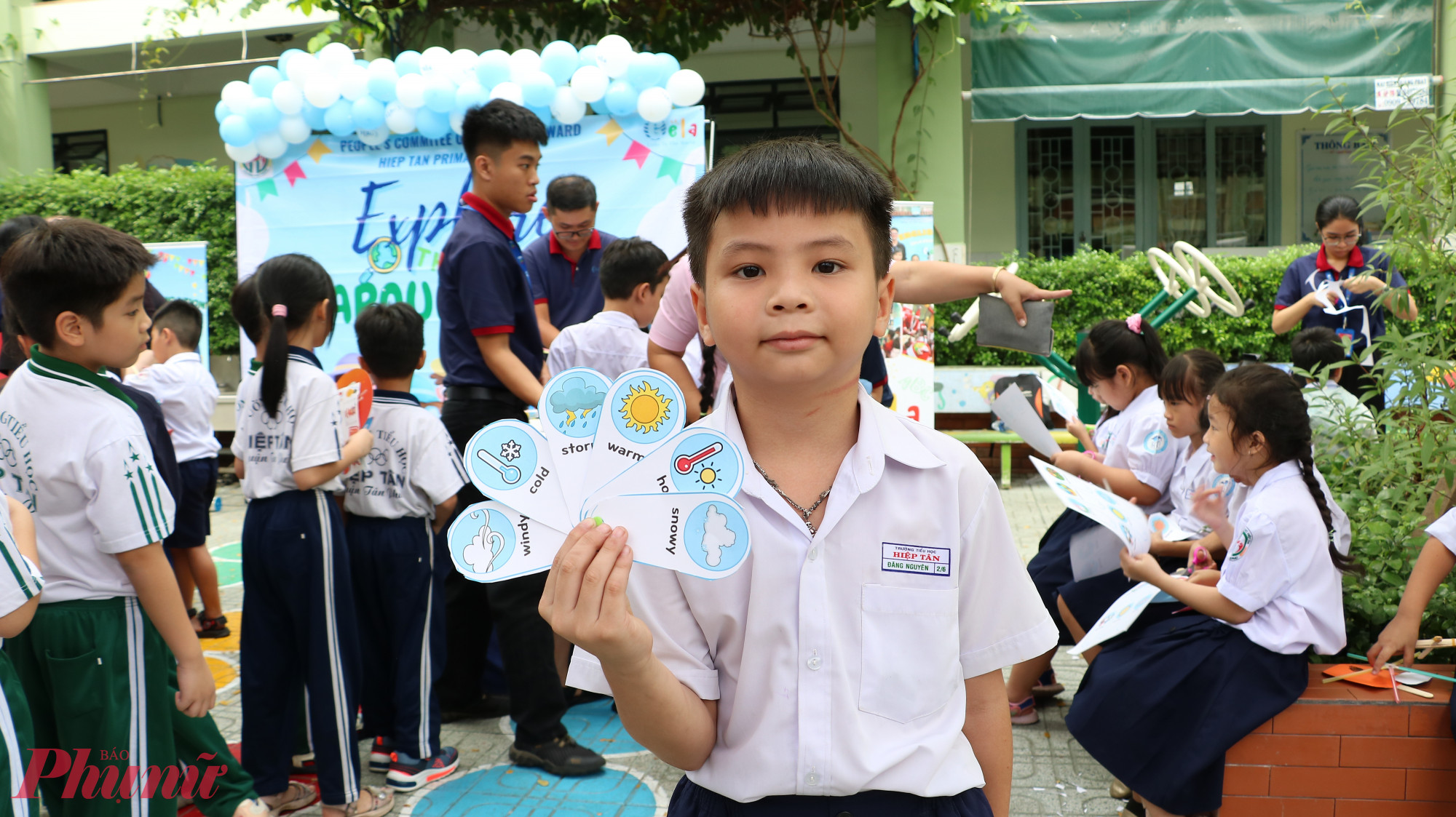 Sau khi trả lời câu hỏi, học sinh tự cắt giấy và tạo thành các flag card từ vựng tiếng Anh cho mình