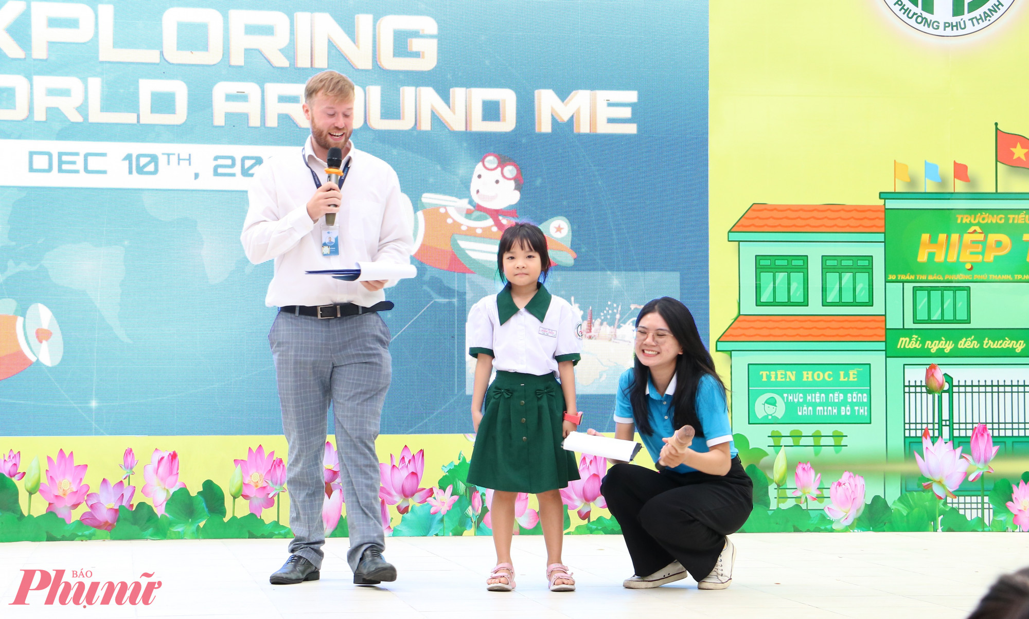 Look up the sky, is the sky windy, sunny or snowy