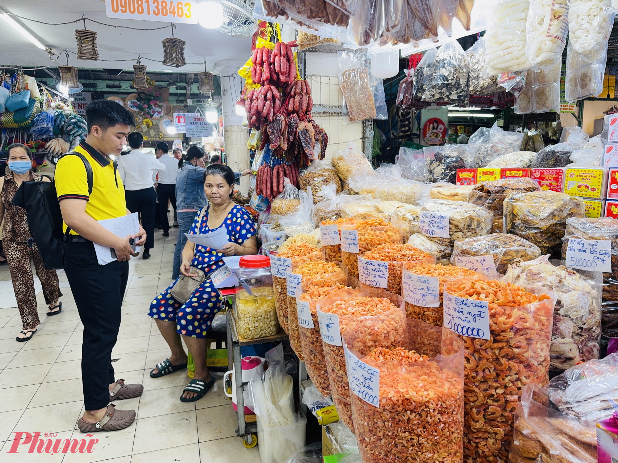 Việc chuyển sang hình thức thuế kê khai gây bỡ ngỡ cho các hộ kinh doanh, nhưng nhờ có HTCAA mà hộ kinh doanh, doanh hiểu thực hiện tốt chủ trương thuế -Ảnh: Thanh Hoa