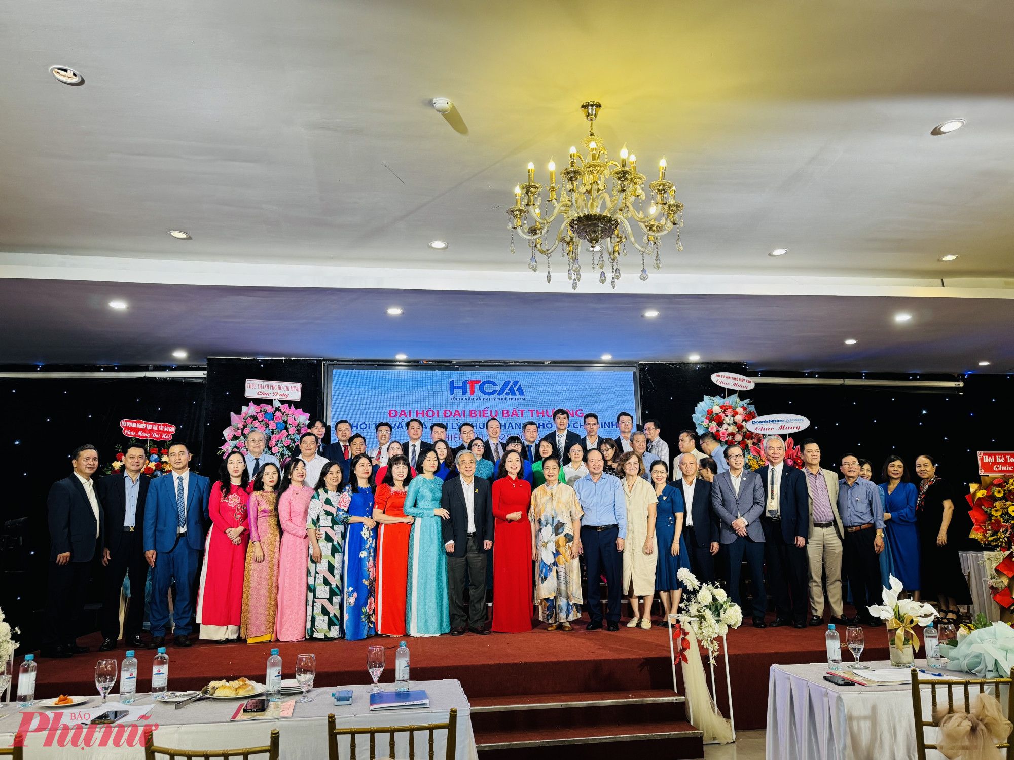 Các đại biểu tham dự chụp hình cùng ban chấp hành HTCAA nhiệm kỳ 2025 - 2030 - Ảnh: Thanh Hoa