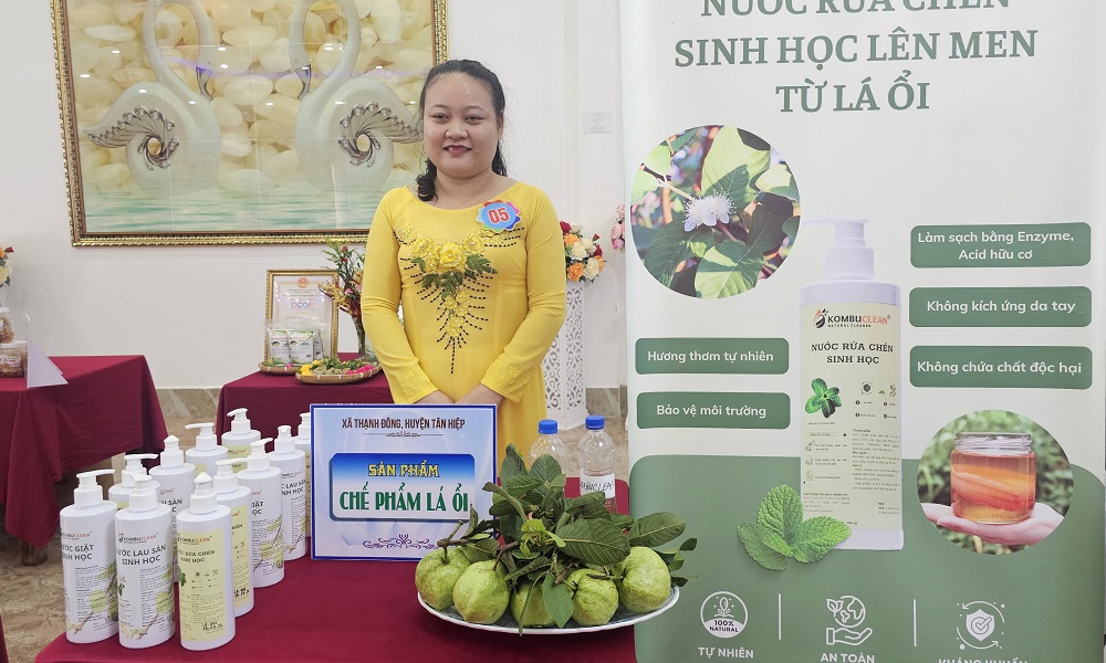 Chị Âu Chúc Mai khởi nghiệp biến lá ổi thành nước rửa chén - Ảnh: Phú Hữu