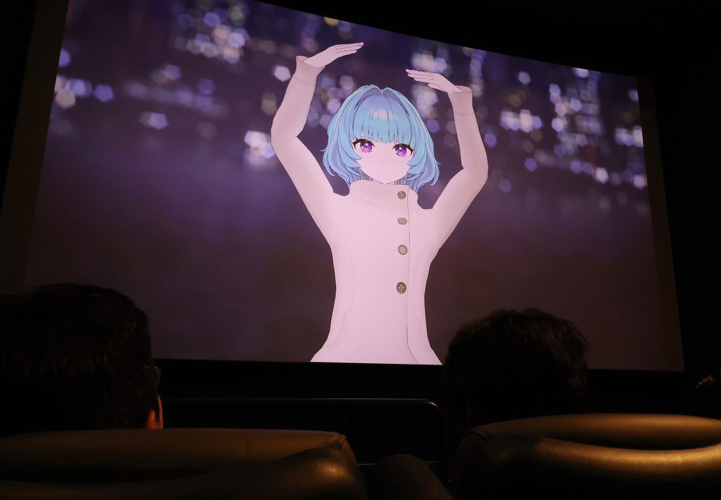 Nghệ sĩ ảo Moon Bo-na từ bộ phim “Virtual Symphony: The First Note” tạo dáng trước khán giả trong buổi chiếu phim tương tác tại Quận Yongsan, trung tâm Seoul, vào ngày 9 tháng 12. [YONHAP]