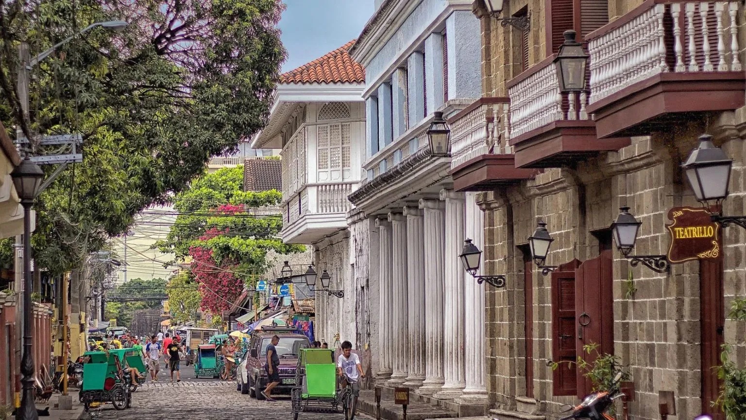 Để có chuyến đi thuận lơi, bạn nên mang giày thoải mái, kem chống nắng, nón, kinh râm; hãy thử đồ ăn địa phương và uống nước đóng chai, nếu  đến thăm một quốc gia mà nước máy không đủ tiêu chuẩn để uống. Bên cạnh đó, bạn nên tôn trọng phong tục và truyền thống địa phương - Ảnh: Quận Intramuros ở thủ đô Manila, Philippines