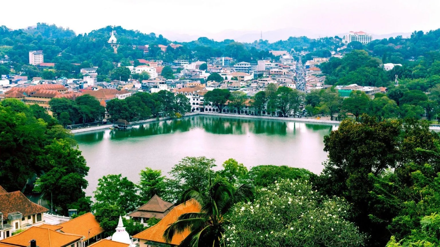 Kandy, Sri Lanka. Nằm ở miền Trung Sri Lanka và trên cao nguyên Kandy, thành phố Kandy là nơi lý tưởng để nghỉ ngơi. Ở đây có cảnh quang đẹp như tranh, những vườn trà, khu bảo tồn động vật hoang dã và ngôi đền linh thiêng. n để ghé thăm: Tháng 12 đến tháng 4 là thời gian tốt nhất để đến Kandy và nên đến thăm: bảo tàng trà Ceylon, Khu bảo tồn Udawatta Kele, Vườn bách thảo Hoàng gia, Peradeniya, Sri Dalada Maligawa (Đền thờ Xá lợi Răng) và Hồ Kandy.