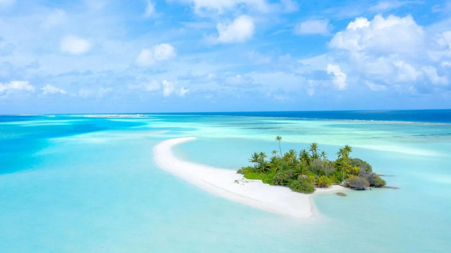 Maldives là nơi để đắm mình trong biển xanh trong, bãi cát vàng và nắng mặt trời. Hãy tận hưởng vô số môn thể thao dưới nước như: lặn với ống thở, lướt sóng, mô tô nước. Sau đó lên du thuyền ngắm hoàng hôn, thư giãn tại spa với tầm nhìn tuyệt đẹp ra biển. Bạn đừng quên thưởng thức món ăn và đi chợ ở Maldives. Thời gian tốt nhất để ghé thăm: từ tháng 11 đến tháng 3 và nên đến: đảo Maafushi, đảo san hô Addu, rạn san hô Banana, đảo Vadhoo và bãi biển đảo Veligandu.