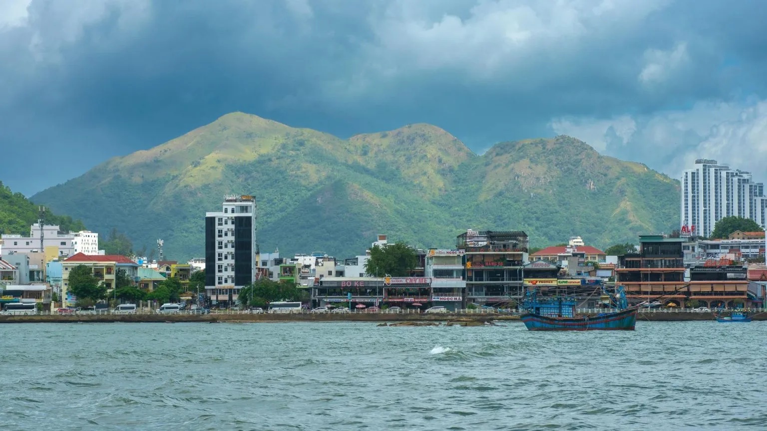 Nha Trang, Việt Nam nổi tiếng với những bãi biển đẹp, nhiều đảo hoang sơ, các điểm lặn biển xem những rạn san hô tuyệt đẹp. Những ngôi đền cổ, suối nước nóng tự nhiên, ẩm thực đường phố hấp dẫn và cáp treo trên cao chiêm ngưỡng khung cảnh ngoạn mục. Nha Trang thực sự là một trong những điểm đến tuyệt vời ở châu Á, dù bạn đi một mình hay cùng bạn bè và gia đình. Bạn đừng bỏ qua: Tháp Bà Ponagar, chùa Long Sơn, nhà thờ Núi (hay nhà thờ Đá), vịnh Nha Trang, bãi Tranh, khu vui chơi giải trí VinWonders.