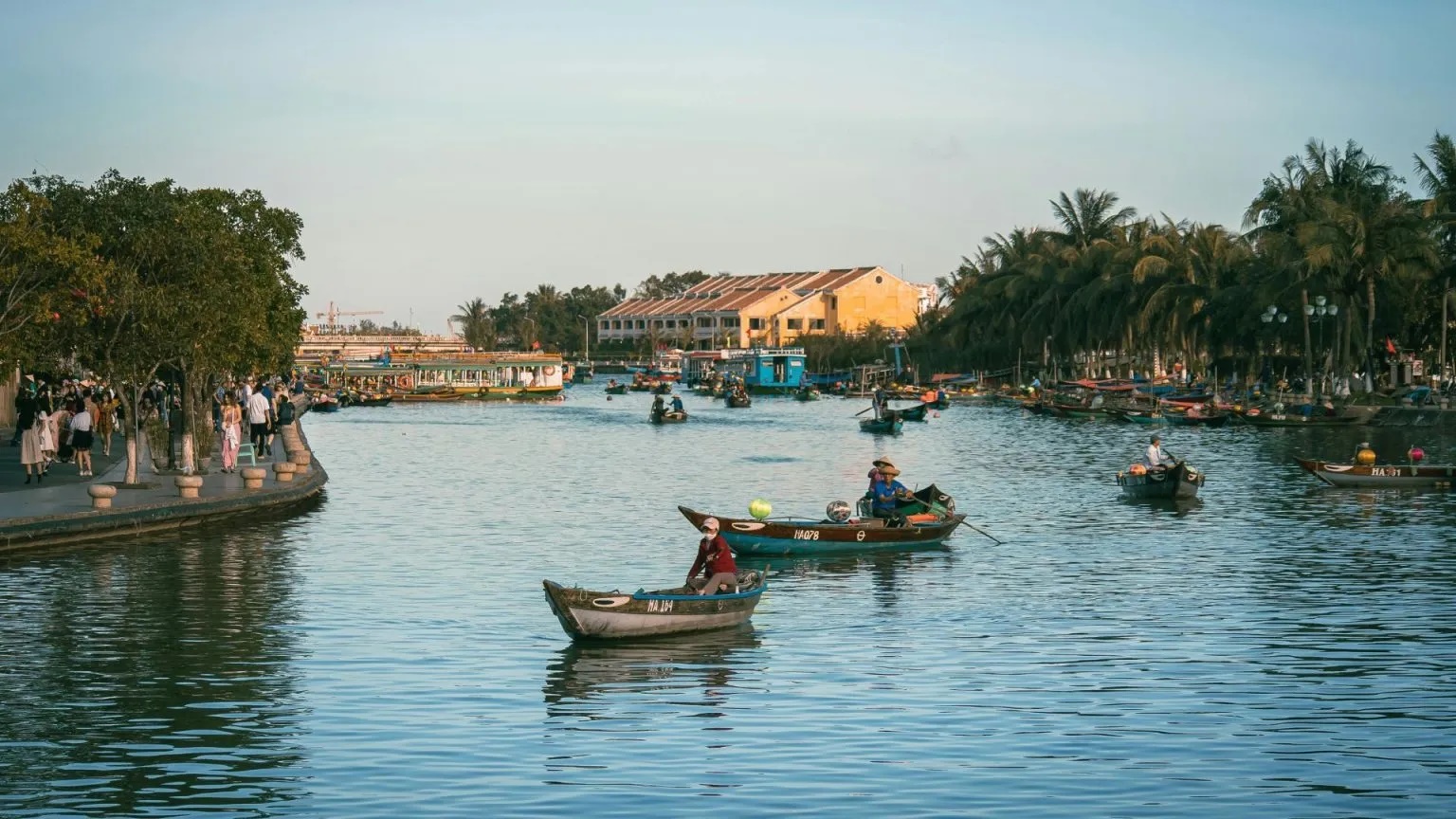 Hội An, Việt Nam là điểm đến không thể bỏ qua cho những người yêu thích văn hóa. Di sản kiến trúc, những con hẻm nhỏ xinh thắp sáng đèn lồng và khu mua sắm đã làm nên một Hội An rất quyến rũ. Bạn có thể tắm nắng trên bãi biển và trải nghiệm tour đi thuyền độc đáo trên sông Thu Bồn. Bạn nên đến bãi biển An Bàng, làng rau Trà Quế, phố cổ Hội An, chùa Cầu…