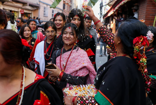 Nhiều cô giá trẻ vì cuộc sống gia đình đã phải kết hôn sớm