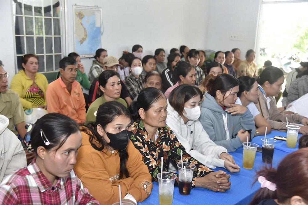 Nhiều chị em phụ nữ lắng nghe tuyên truyền - Ảnh: Phòl Ly