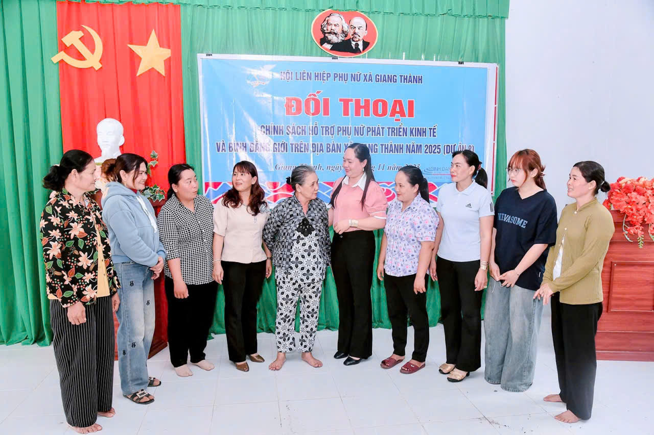 Chị em phụ nữ xã Giang Thành trao đổi tại buổi tuyên truyền - Ảnh: Phòl Ly