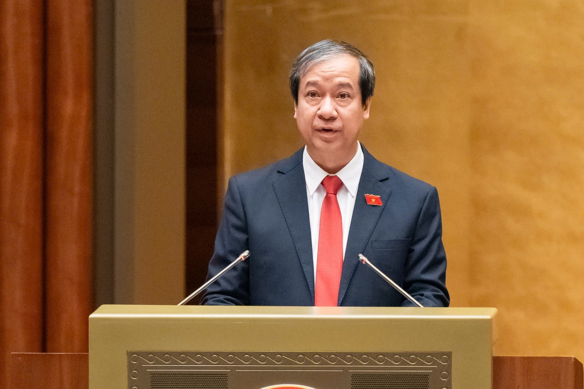 Bộ trưởng Bộ GD-ĐT Nguyễn Kim Sơn Trình bày báo cáo tiếp thu, giải trình tại kỳ họp - Ảnh: MOET