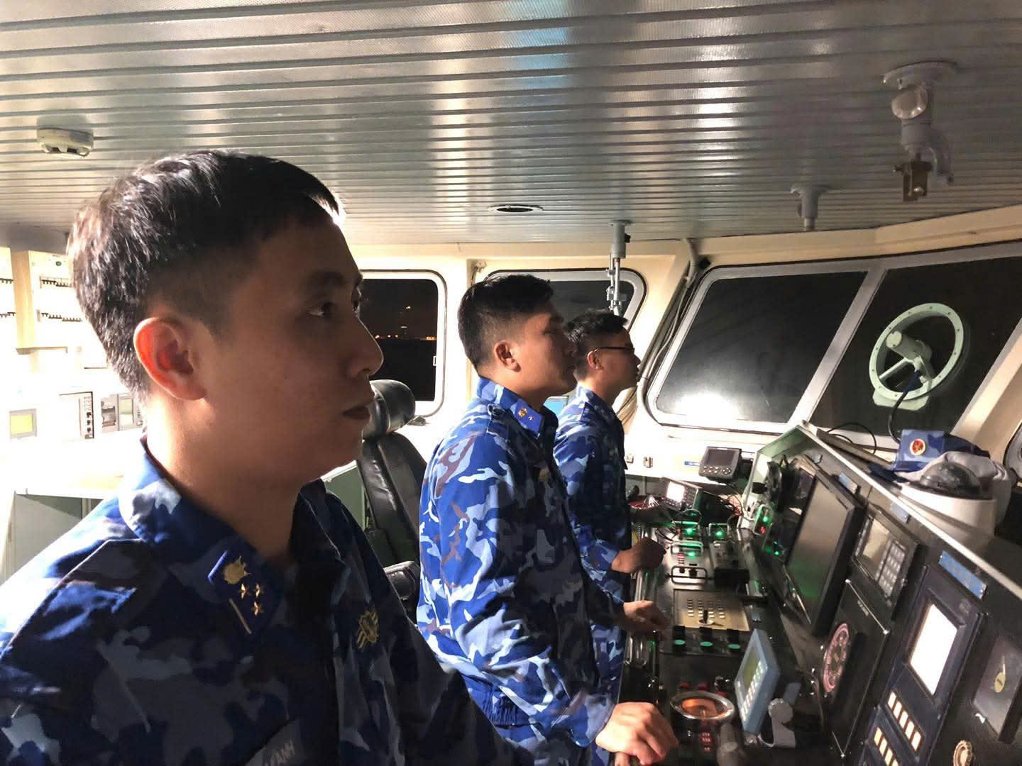 Cảnh sát biển đang nỗ lực tìm kiếm ngư dân mất tích - Ảnh: Hoàng Anh