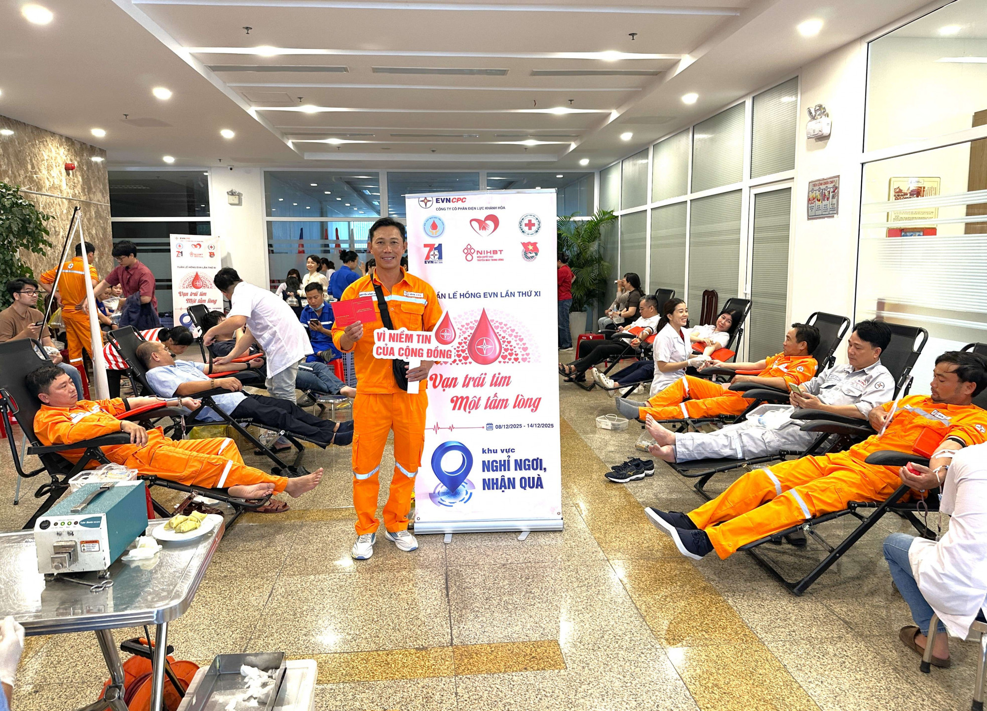 113 đơn vị máu đã được Hội Chữ thập đỏ tỉnh Khánh Hòa tiếp nhận trong ngày - Ảnh: KHPC