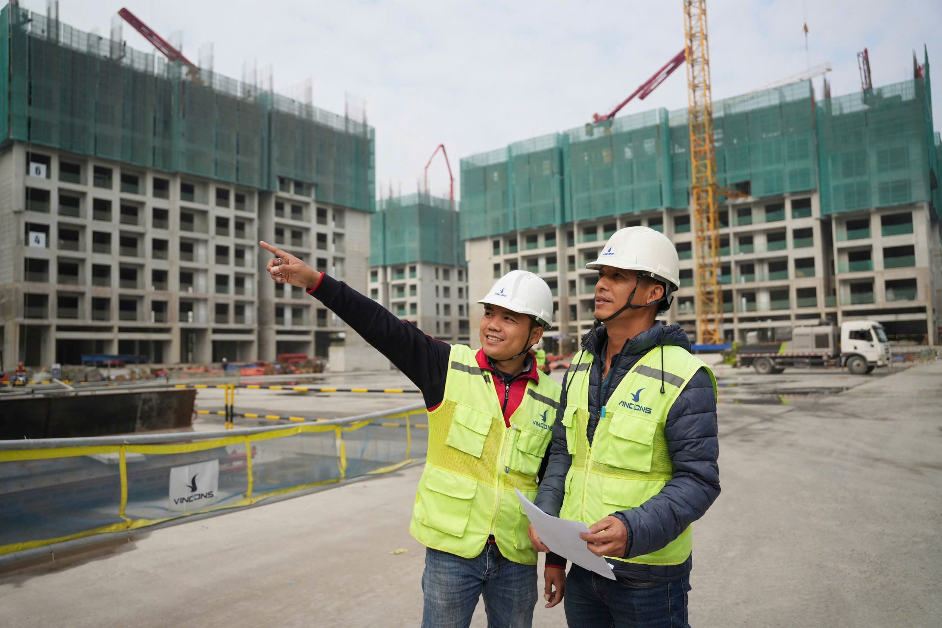 VinCons cam kết mang đến thu nhập cạnh tranh, chế độ phúc lợi đầy đủ và có định hướng phát triển rõ ràng, nâng cao tiêu chuẩn sống cho công nhân - Ảnh: VinCons